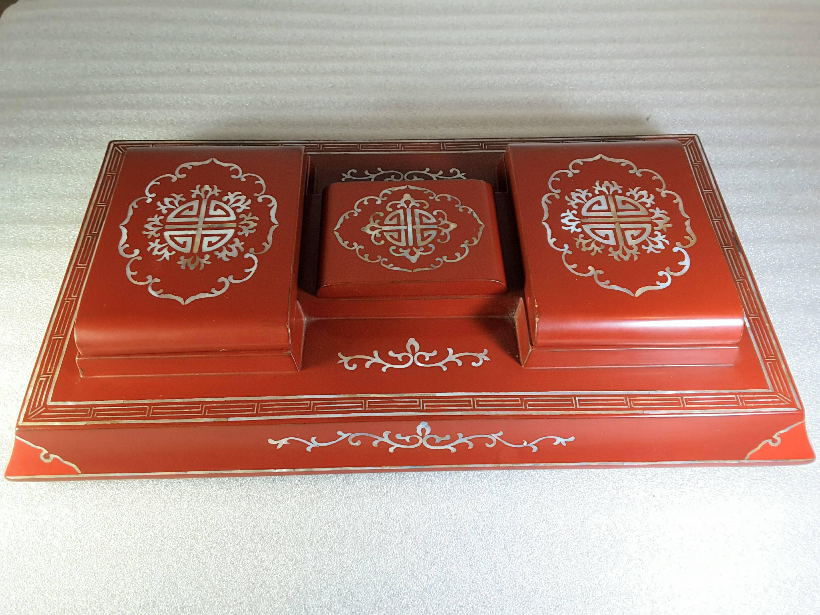 Laque Boîte de bureau chinoise ancienne rare en laque rouge du début du 20ème siècle en vente