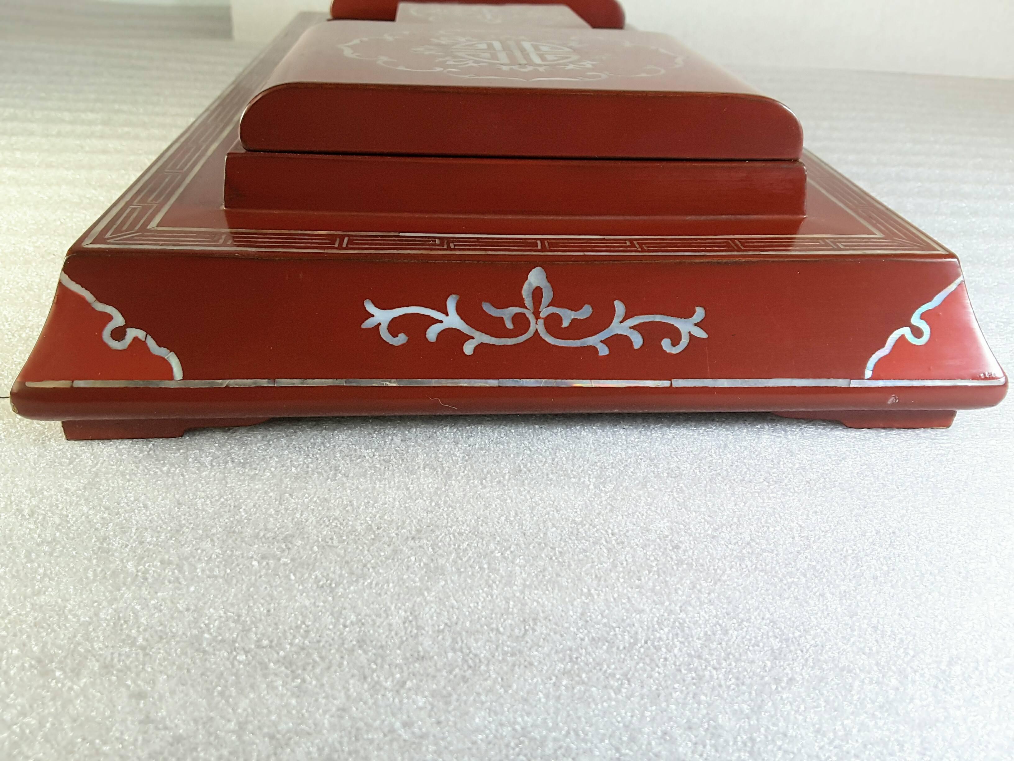Boîte de bureau chinoise ancienne rare en laque rouge du début du 20ème siècle en vente 2
