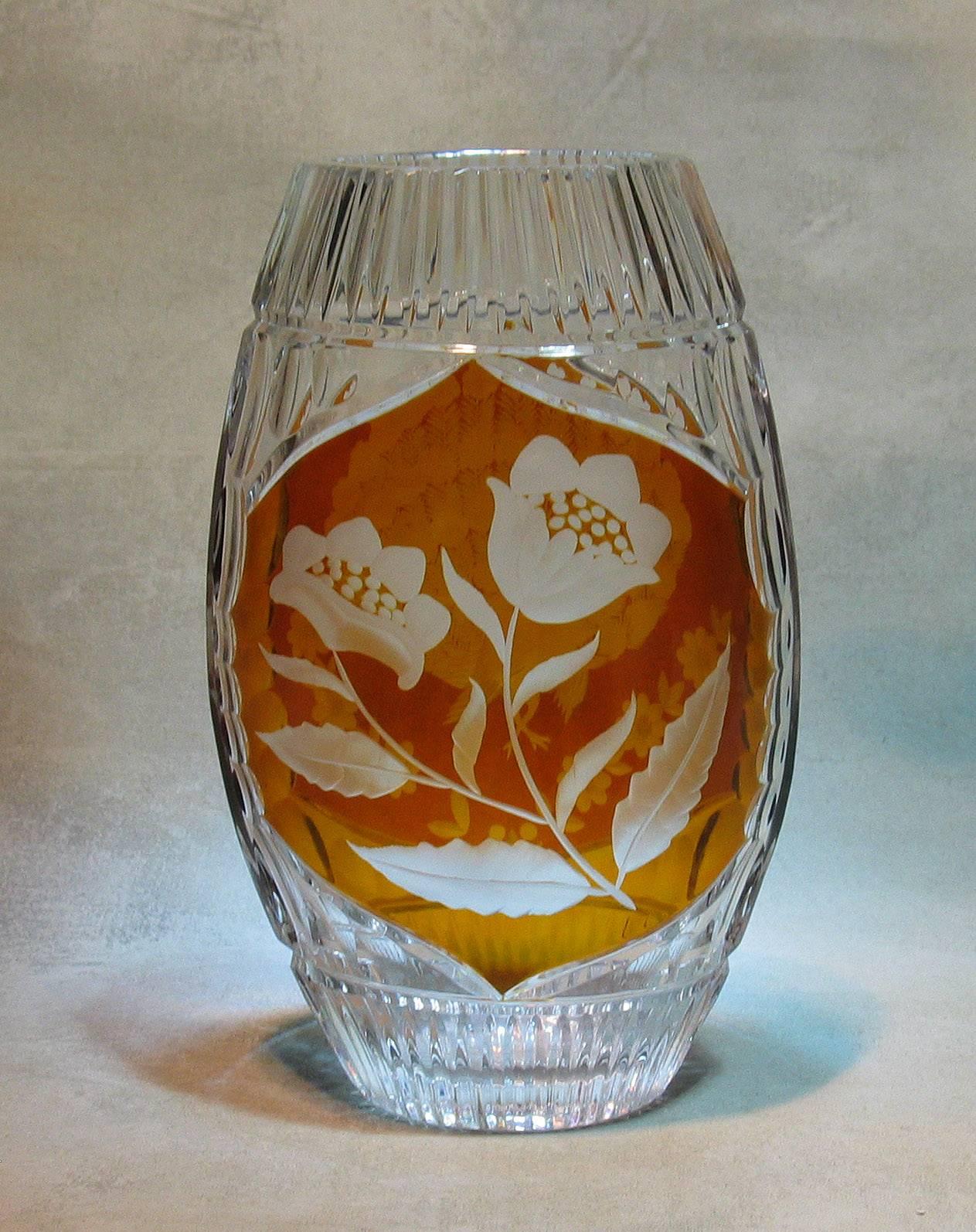 Vaso in cristallo al piombo Art Deco, con corpo a forma di barile appiattito e sfaccettato, la parte anteriore con un medaglione ambrato tagliato a ruota con un pavone che dispiega le sue piume su uno spruzzo di fiori e foglie, il retro con un