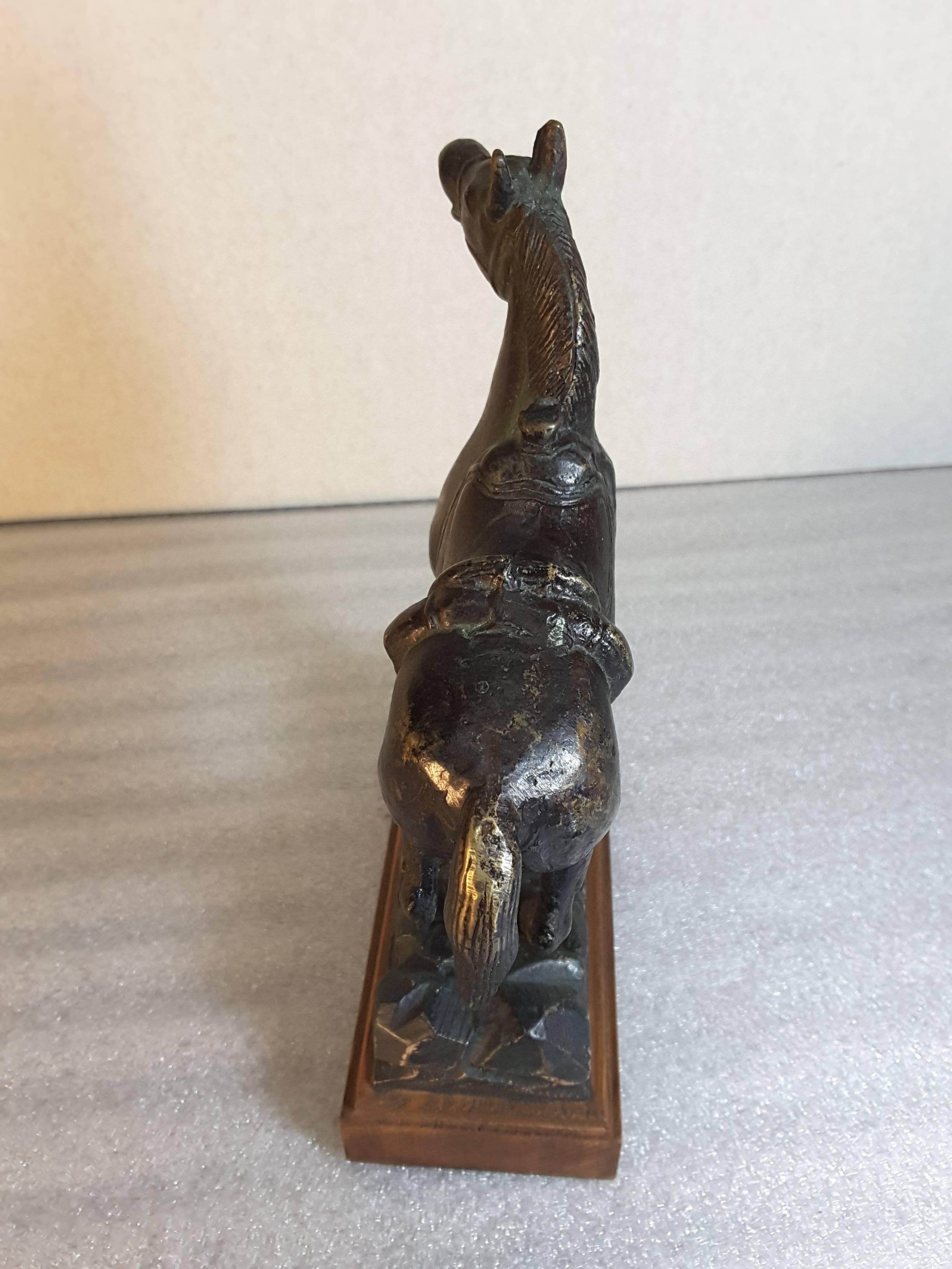 Tänzelndes Pferd aus amerikanischer Schule aus Bronze, Titel 