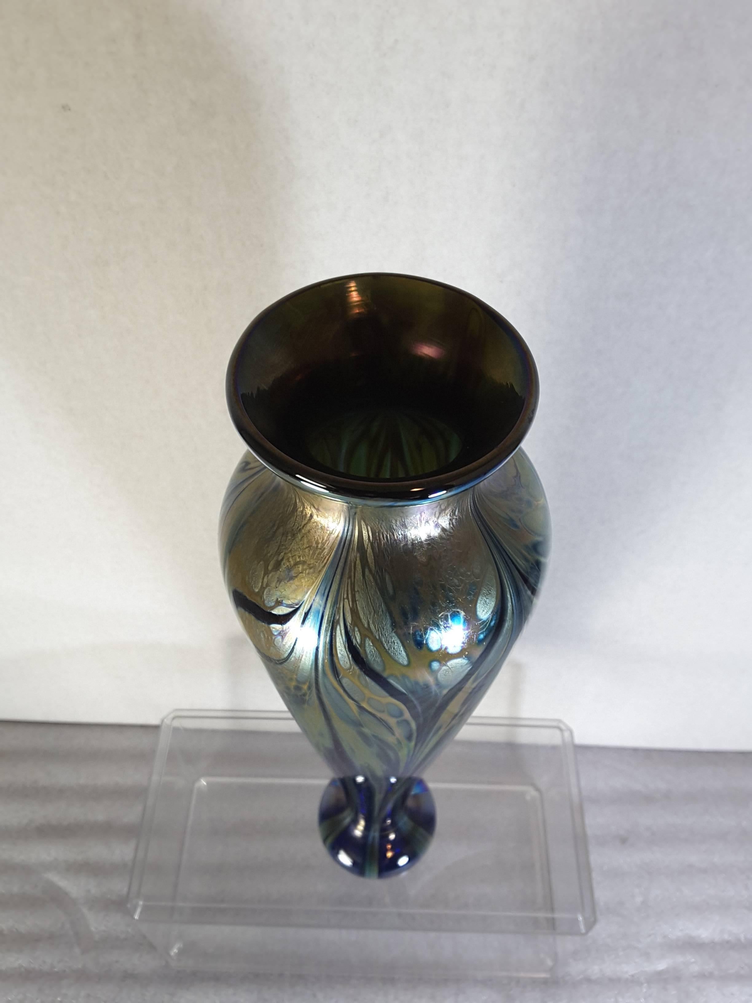 Kent Fiske iridescent oil spot on water pulled feather vase signed and dated 1984. The vase is a deep blue and iridescent pulled feather pattern with oil spot on water finish. The vase is a tall baluster shape, signed and dated on the side of the