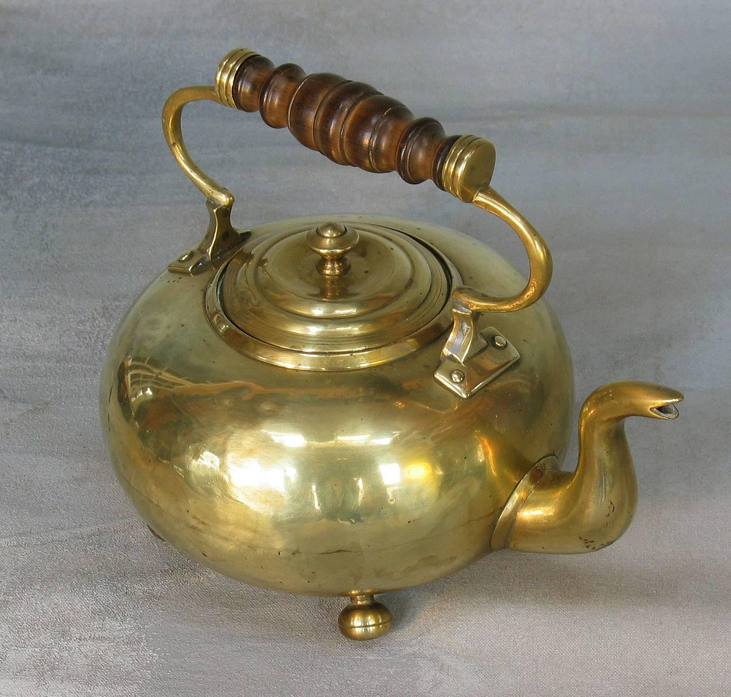 Early Victorian Brass Toddy Kettle, Fruit Wood Handle, circa 1840 In Good Condition For Sale In Ottawa, Ontario