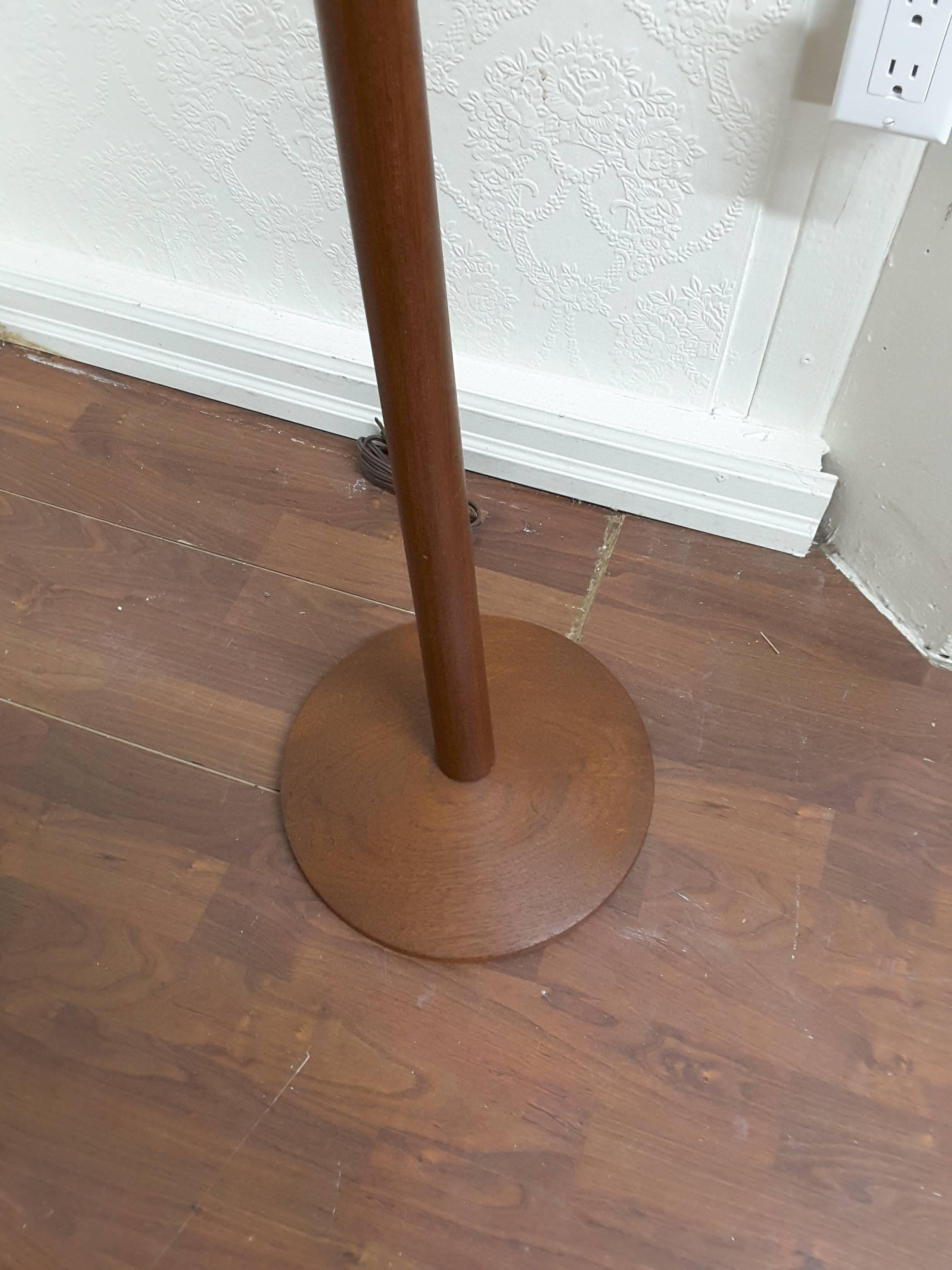 Mid-Century Danish Teak Floor Lamp with a Tapered Column In Good Condition In Ottawa, Ontario