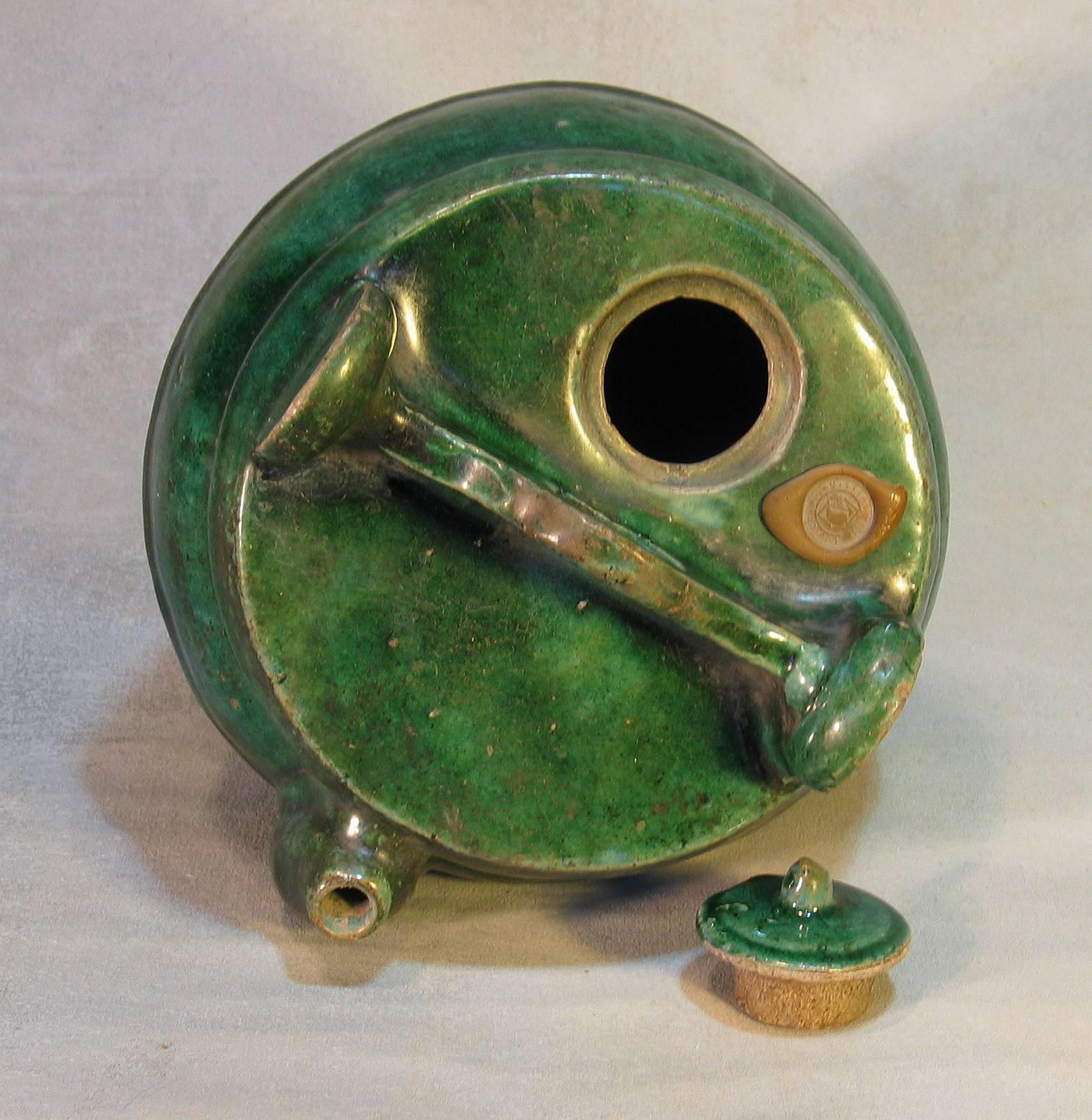 Chinese Emerald Green Shiwan Pottery Teapot, Chinese, Qing Dynasty In Good Condition For Sale In Ottawa, Ontario