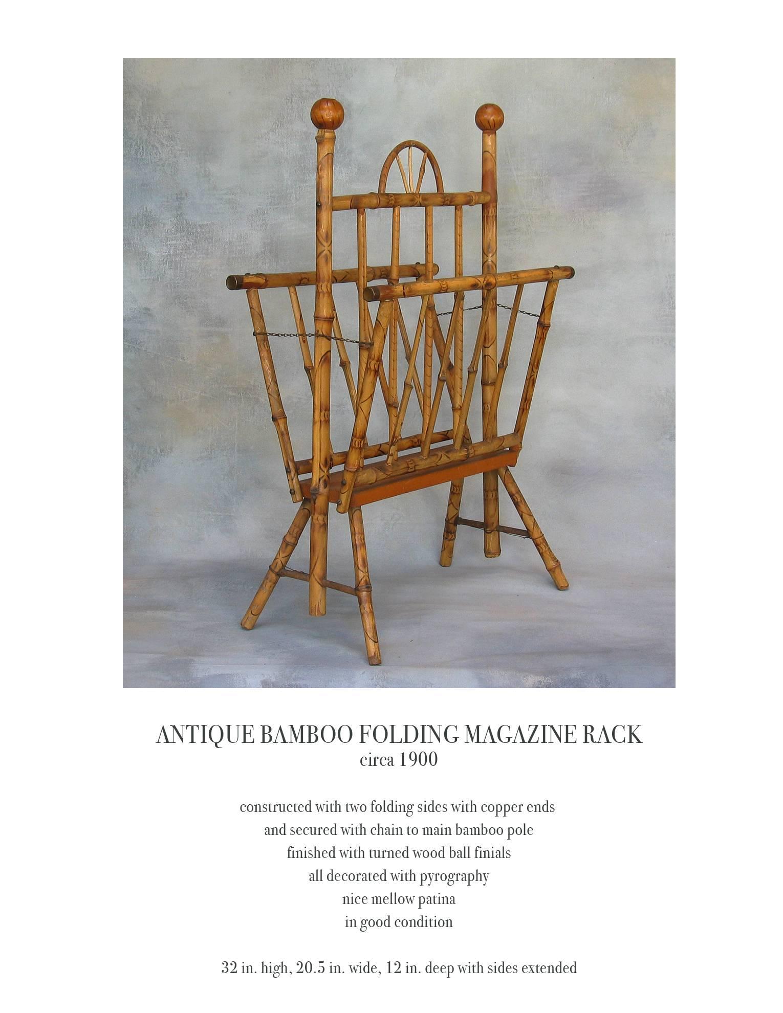 Ancien porte-revues pliant en bambou américain datant d'environ 1900, construit avec deux côtés pliants avec des extrémités en cuivre et fixé avec une chaîne au poteau principal en bambou. Terminé par des épis de faîtage en bois tourné, le tout
