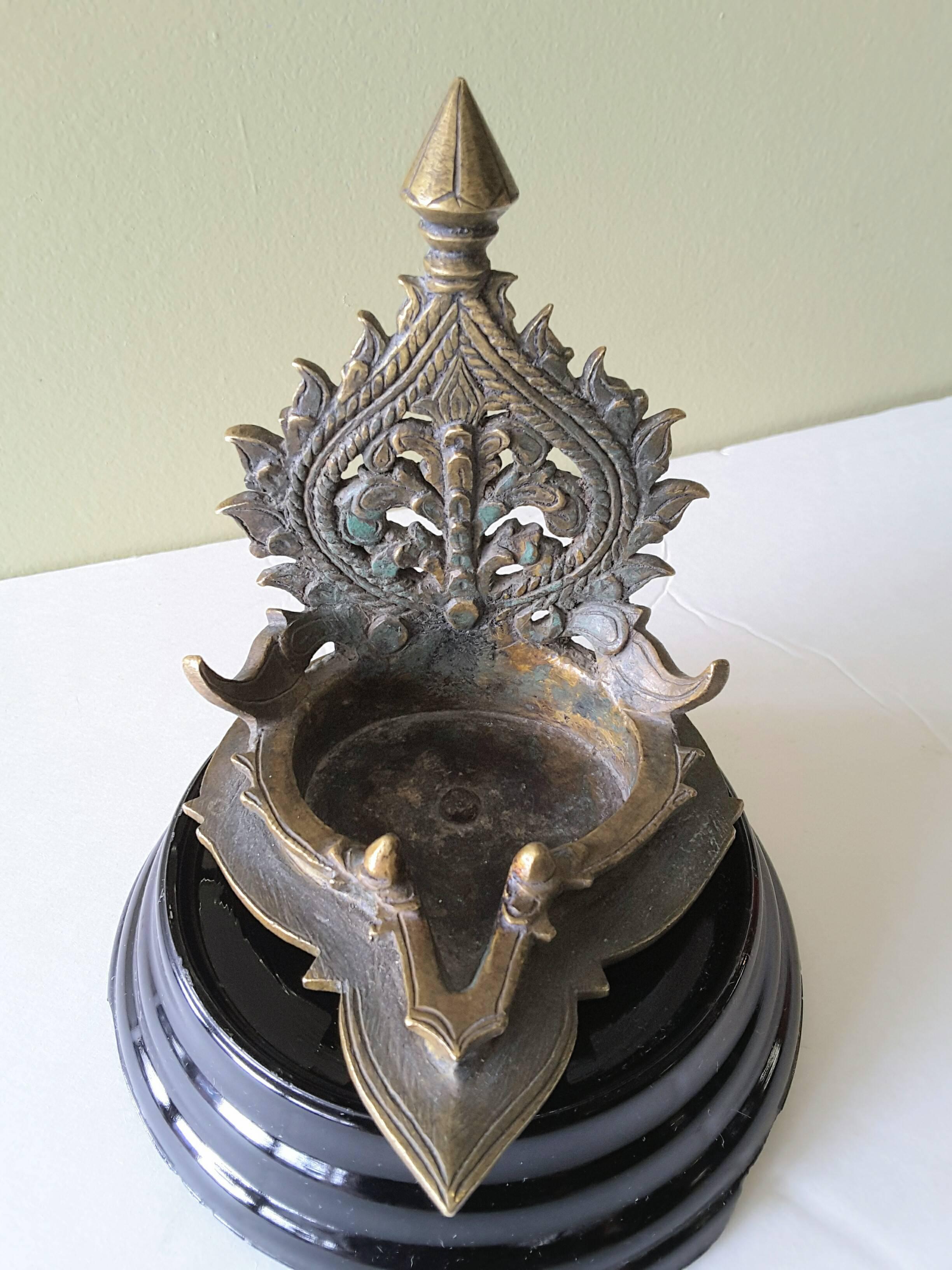 Bronze South Hindu Ritual Oil Lamp In Good Condition In Ottawa, Ontario