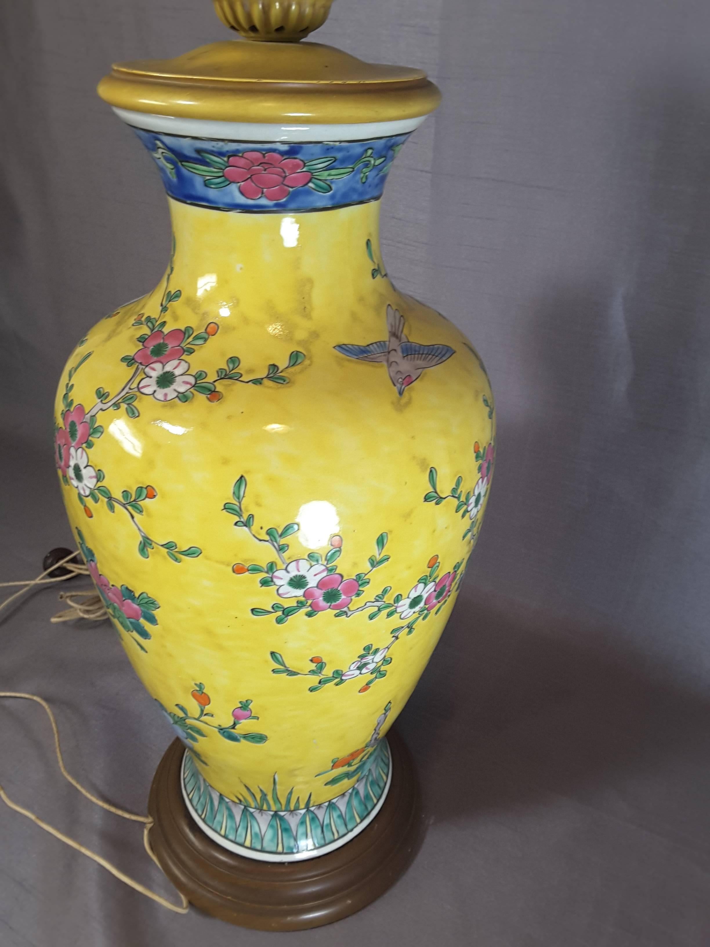 Chinese Imperial Yellow Large Table Lamp with Pheasant, Birds, Flowers & Foliage In Good Condition In Ottawa, Ontario