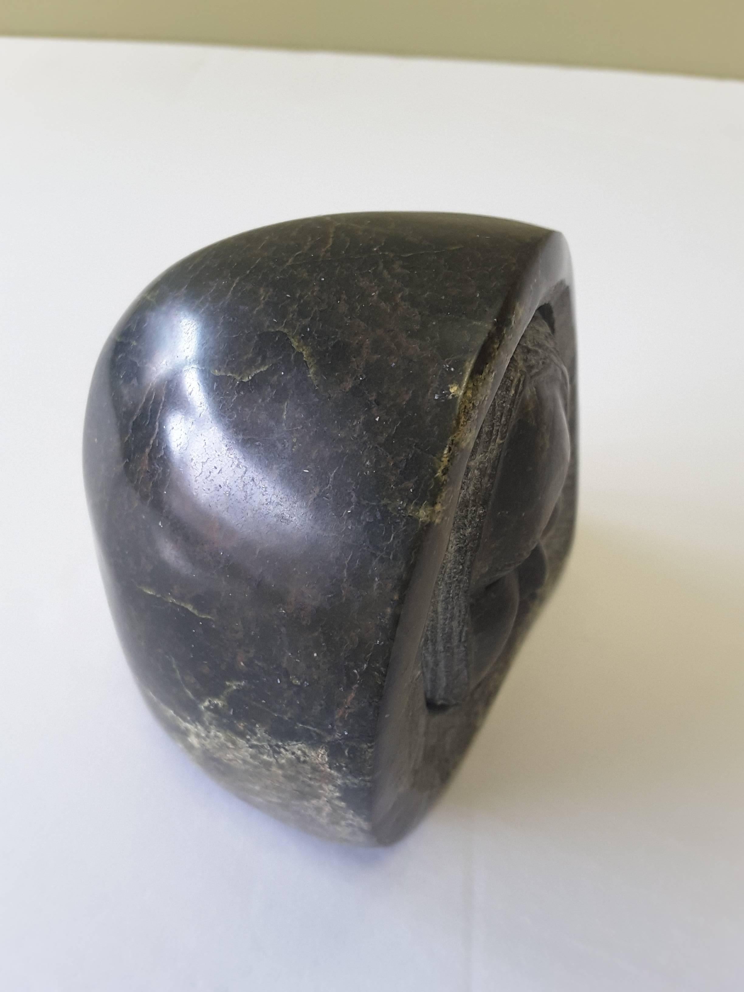 Scultura in pietra ollare inuit raffigurante un volto avvolto in un cappuccio da parka in vendita 1