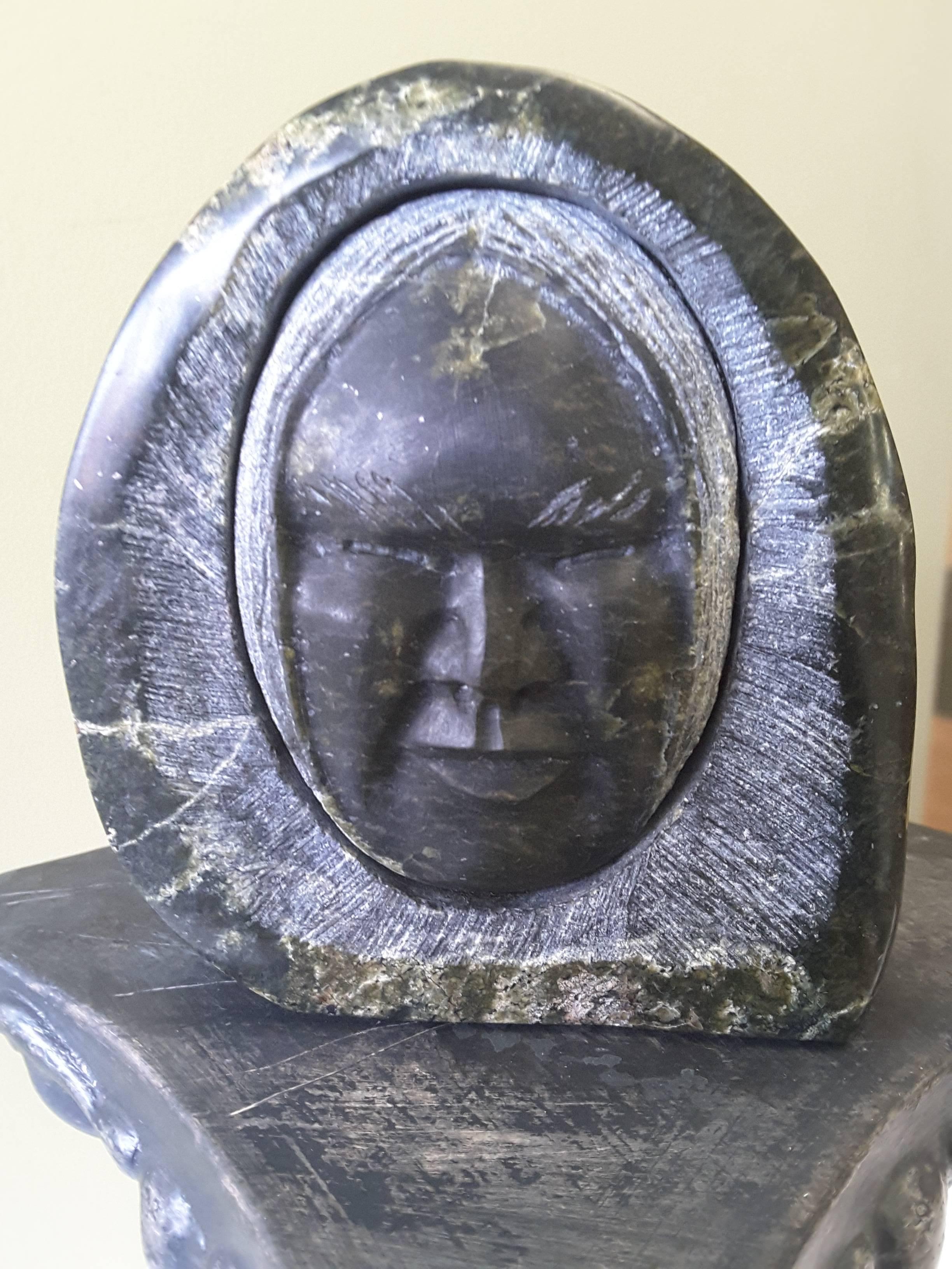 Sculpture Inuit en pierre à savon représentant un visage enveloppé dans un Hood's en vente 1