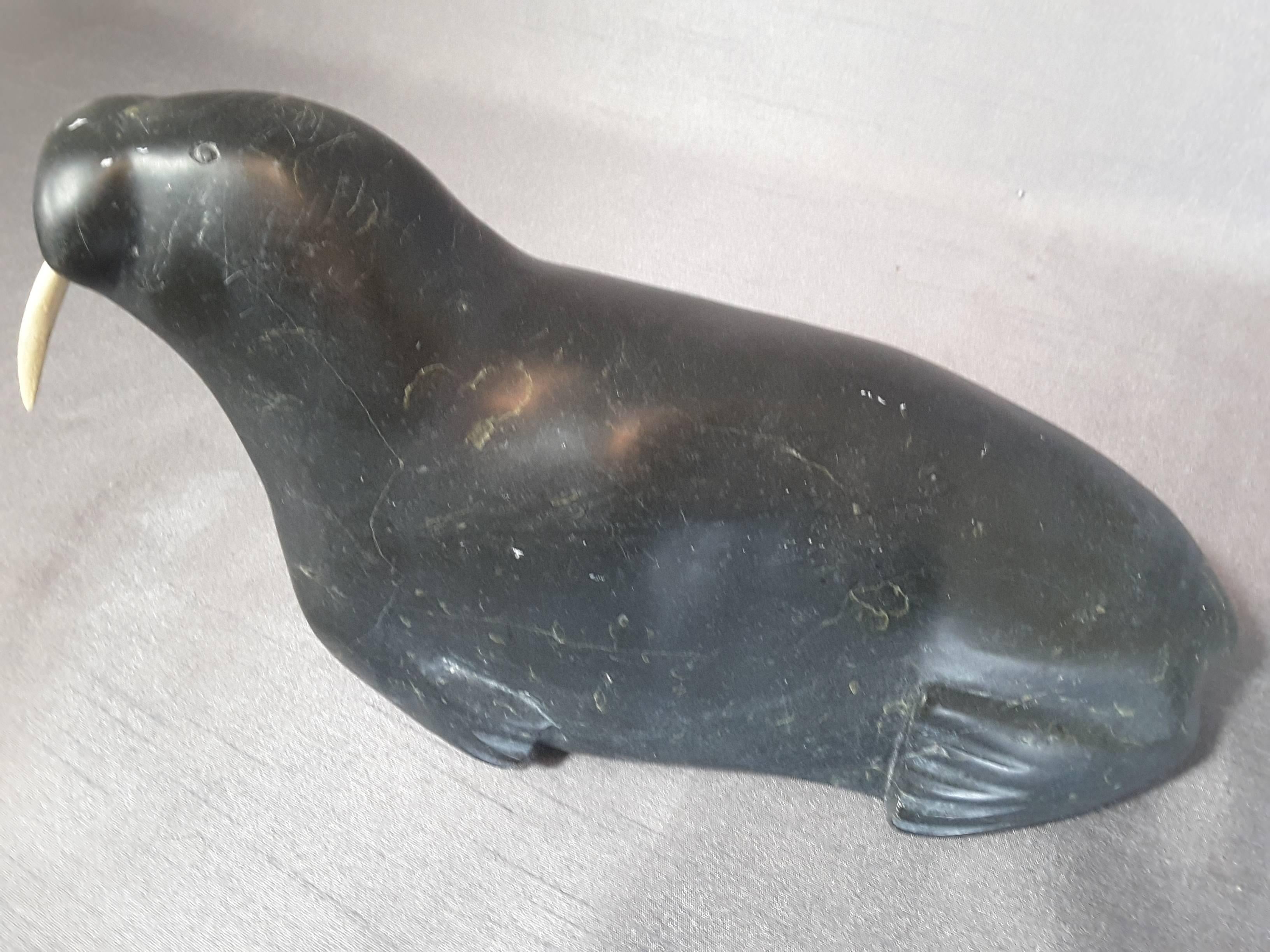 Große Inuit-Soapstone-Skulptur eines Walrus mit Säulen von Ragee Kupapik E7837 (Indigene Kunst (Nord-/Südamerika)) im Angebot