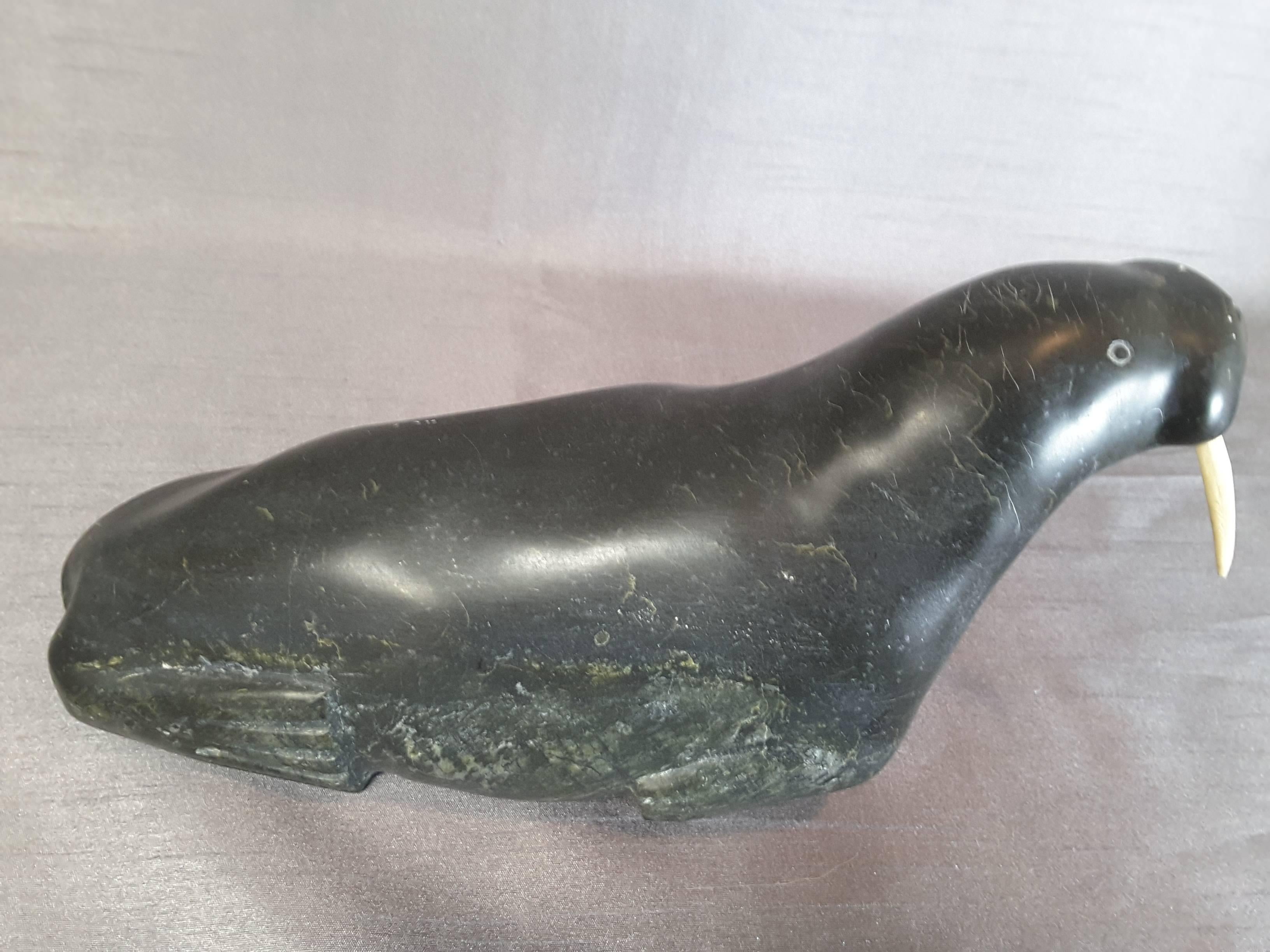 Große Inuit-Soapstone-Skulptur eines Walrus mit Säulen von Ragee Kupapik E7837 im Zustand „Gut“ im Angebot in Ottawa, Ontario