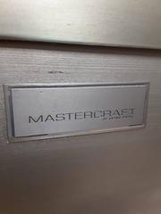 Aparador excepcional Mastercraft de latón, laminado y cristal