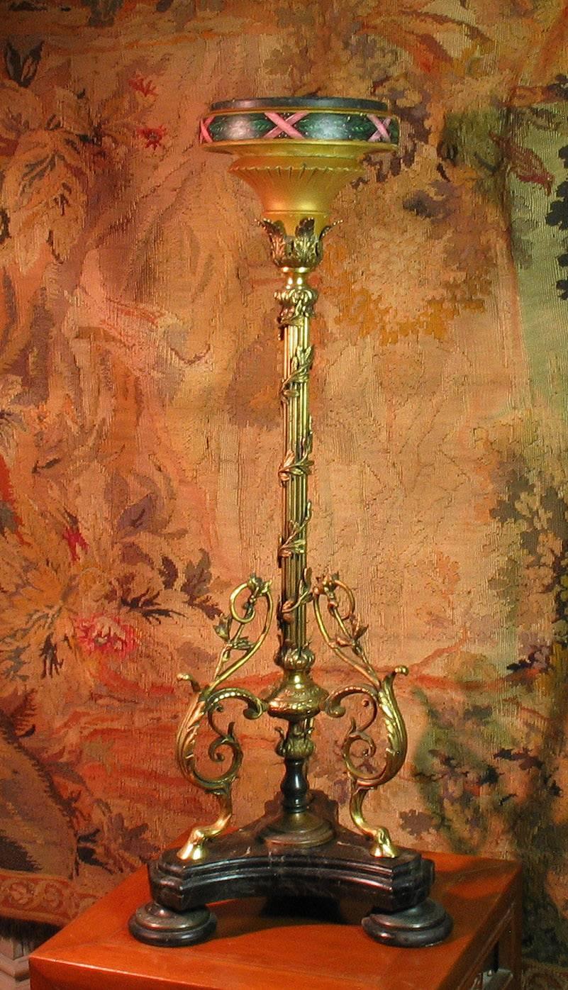 Incroyable Guéridon russe en bronze doré avec un plateau en granit, 19e siècle.
Le plateau circulaire peint en noir est entouré d'une frise en bois tourné peinte de feuilles de laurier et de rubans roses sur fond noir. Elle repose sur une colonne