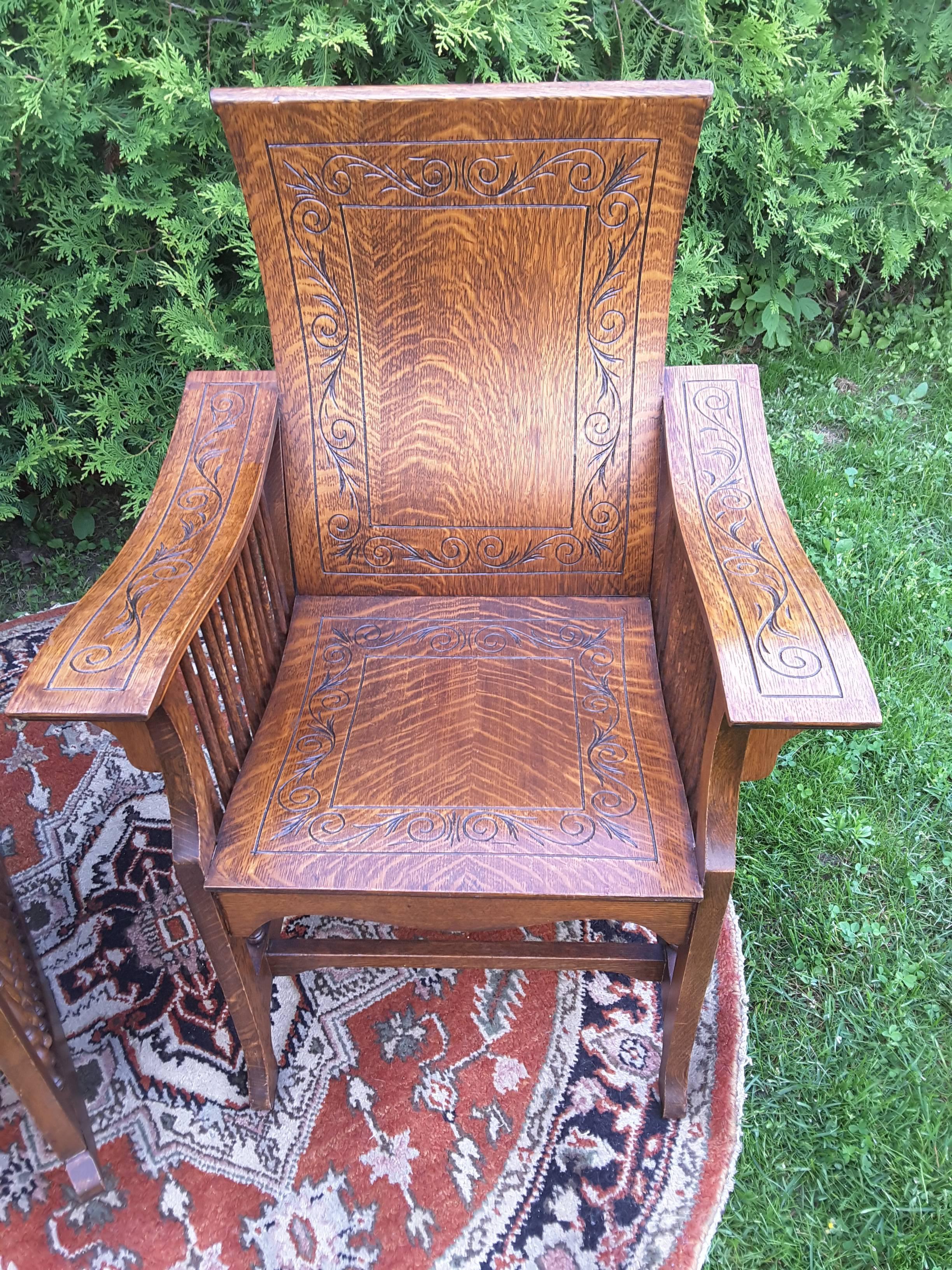 American Classical Matched Pair of Quarter Cut Sawn Oak Bentwood Carved Chairs