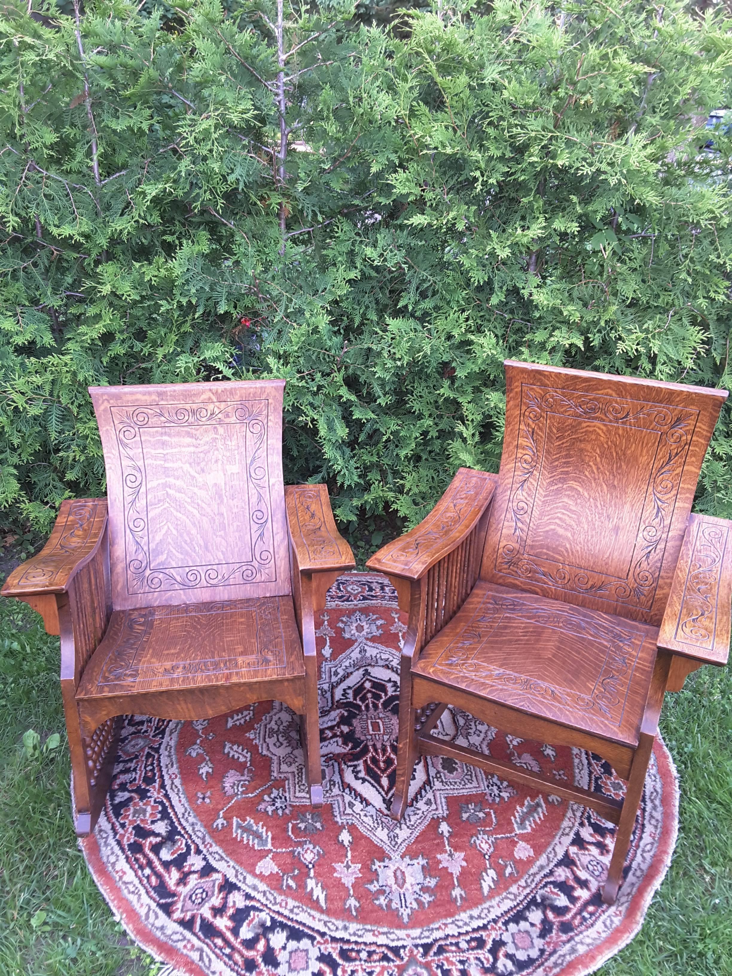 American Matched Pair of Quarter Cut Sawn Oak Bentwood Carved Chairs