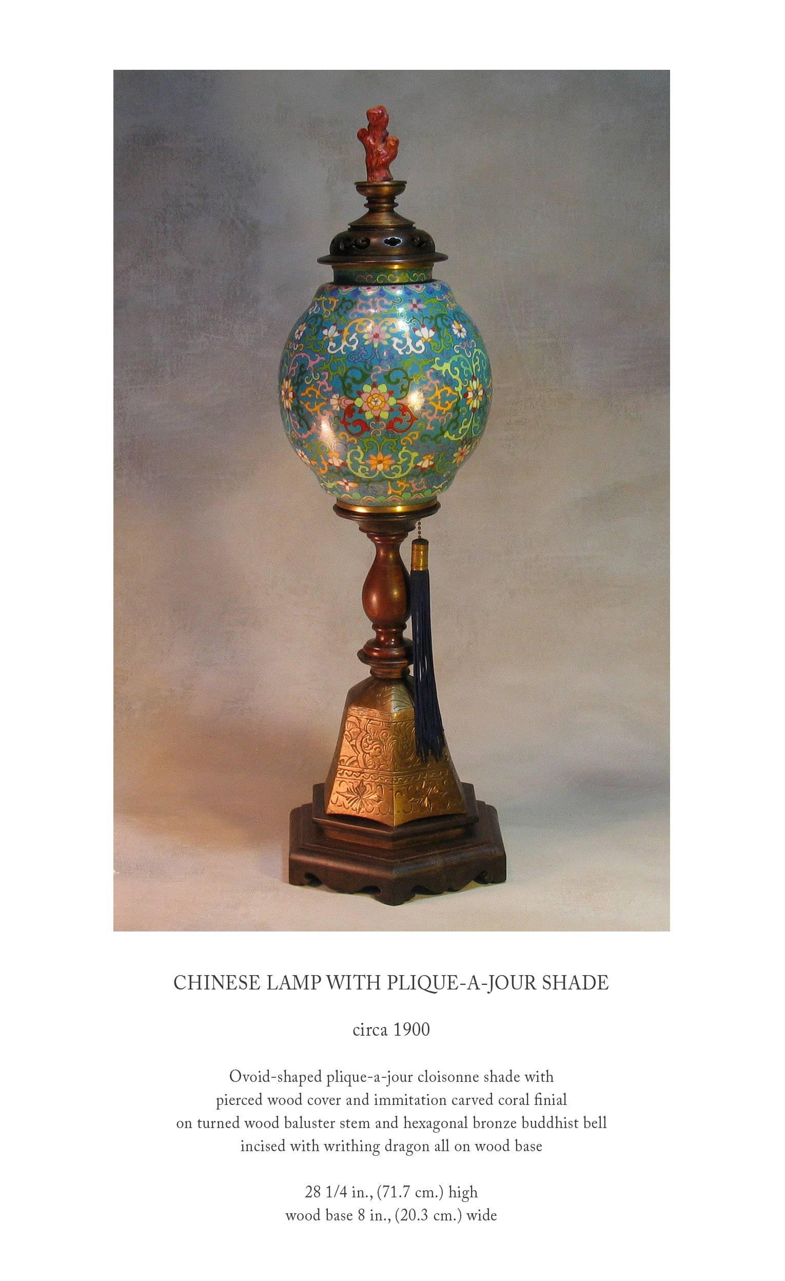 Lampe chinoise avec abat-jour en forme de plique-A-Jour en vente 1