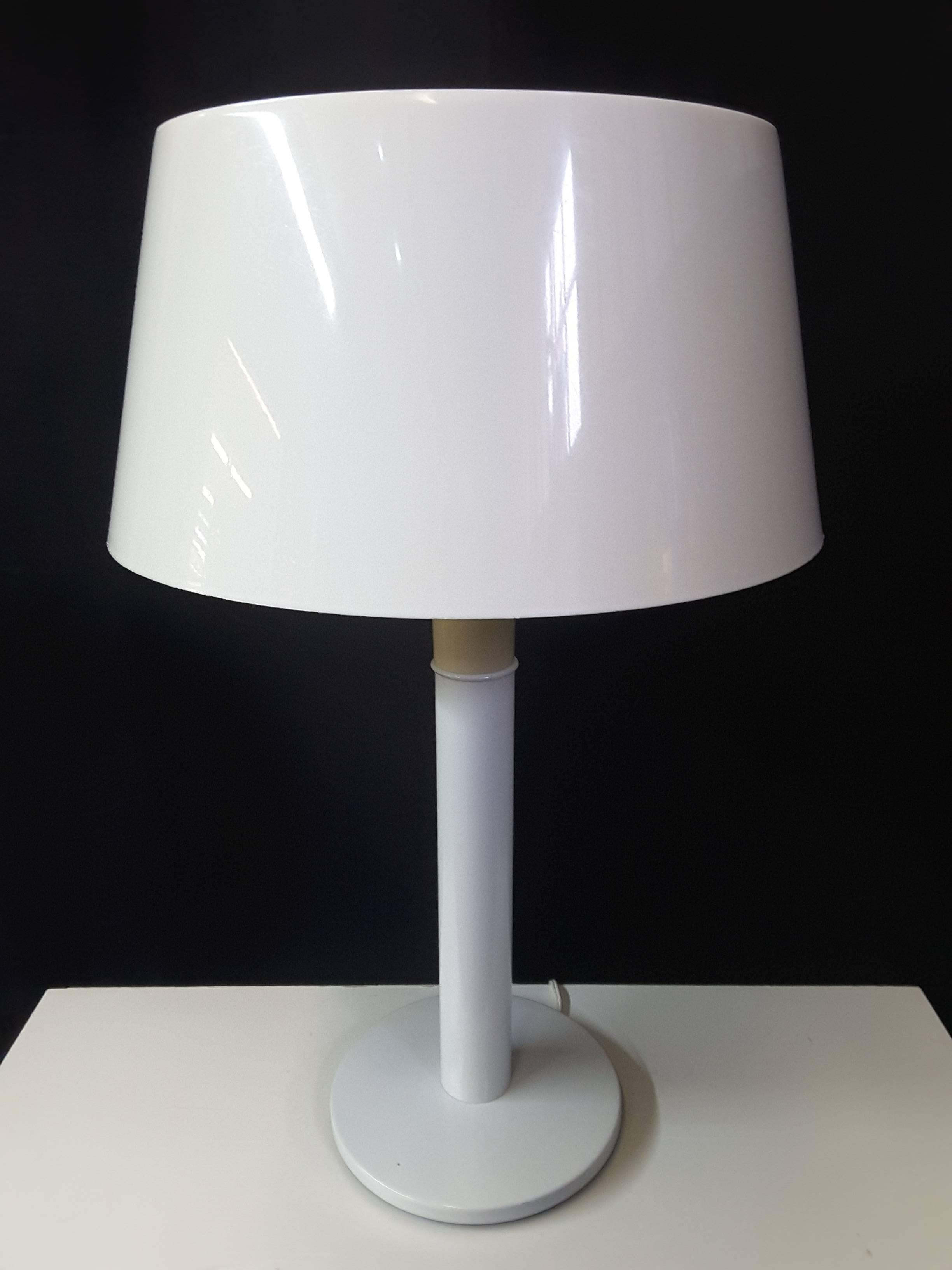 Gerald Thurston table lamp for Lightolier,  All in white, clear diffuser, which emits a nice warm color and glow. Removable shade, side switch. The lamp measures 22