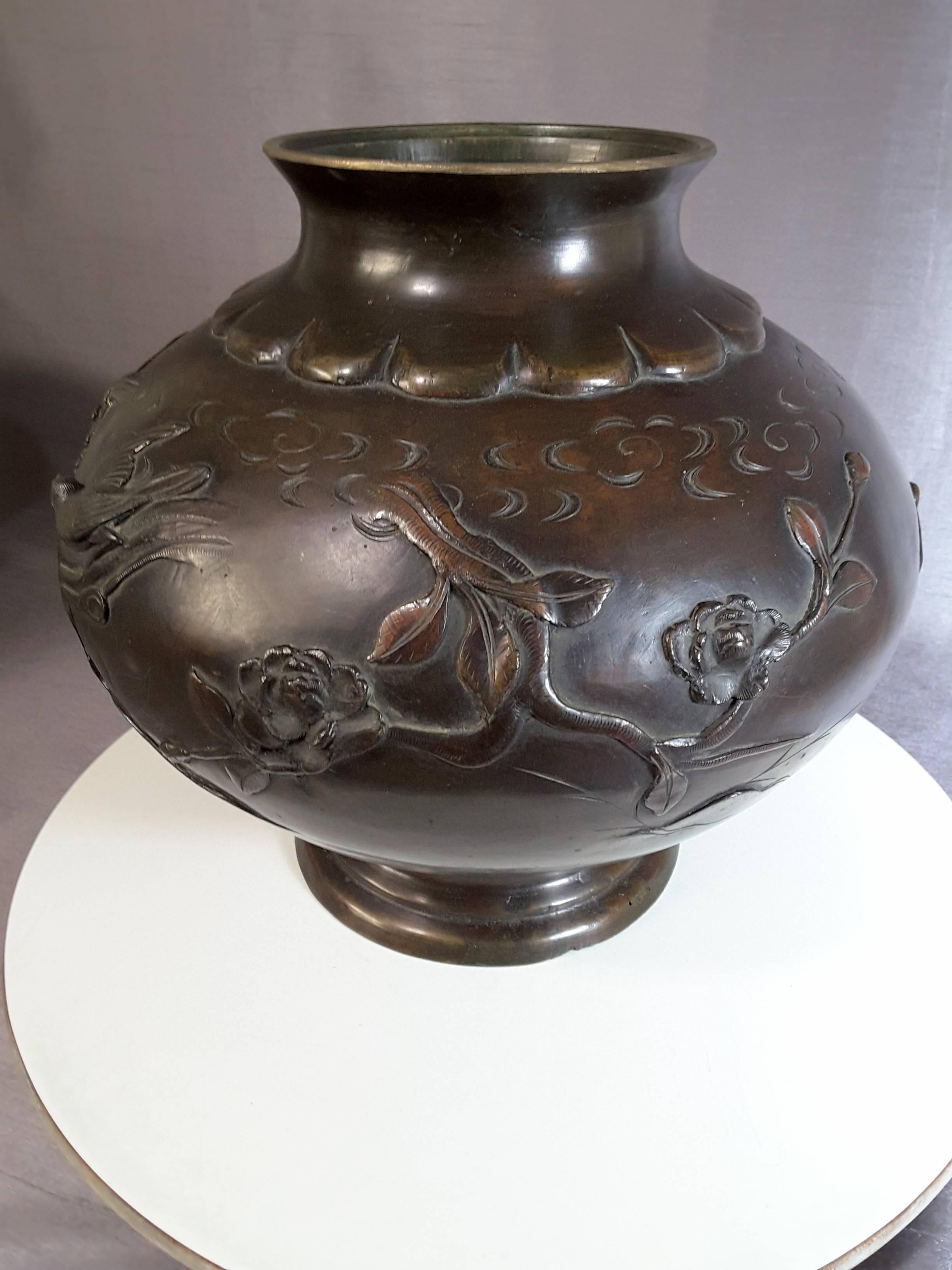 Meiji Period Japanese Bronze Vase with Raised Birds, Branches and Foliage In Good Condition In Ottawa, Ontario