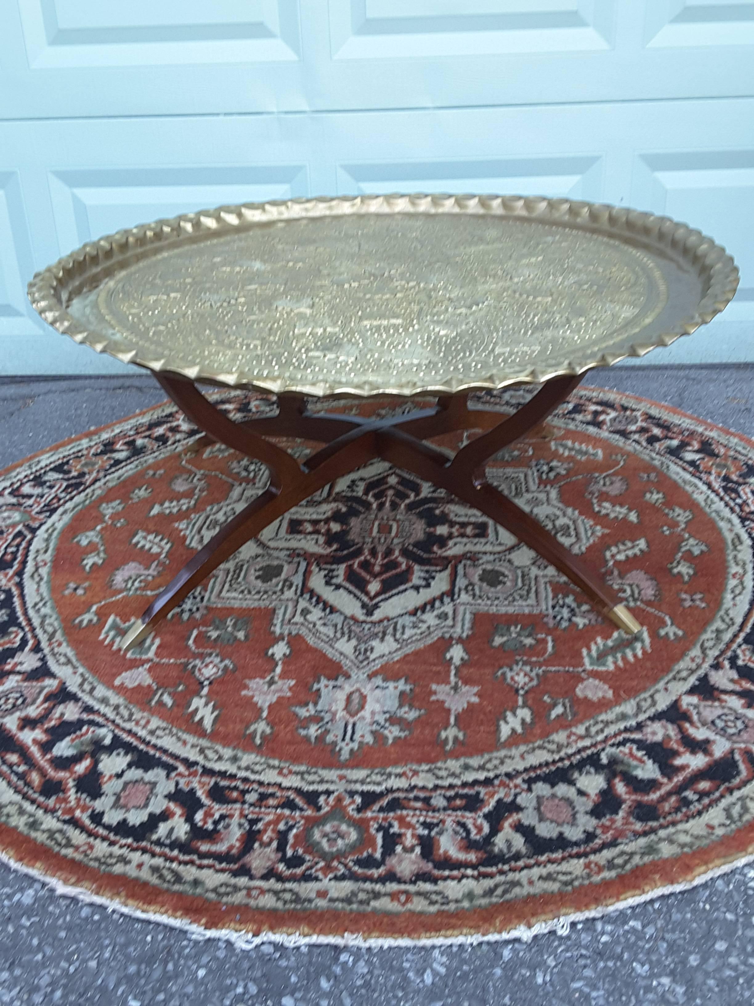 Brass Tray Coffee Table Mahogany Base, Leaf & Vine Pattern Design, Mid-Century For Sale 4