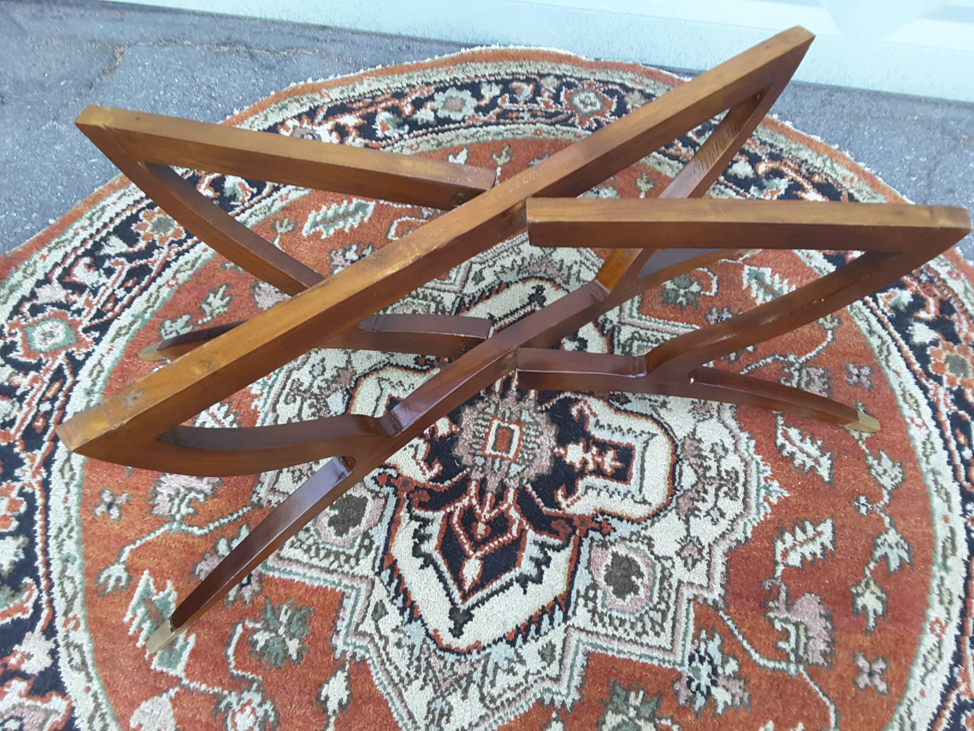 Brass Tray Coffee Table Mahogany Base, Leaf & Vine Pattern Design, Mid-Century For Sale 1