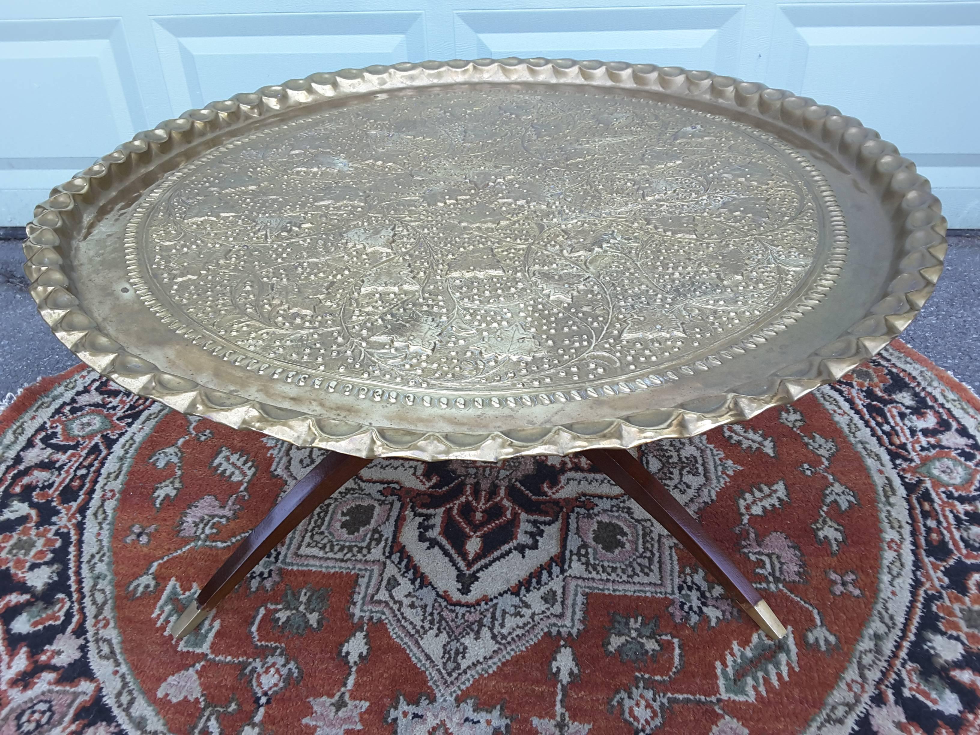 Brass Tray Coffee Table Mahogany Base, Leaf & Vine Pattern Design, Mid-Century For Sale 2
