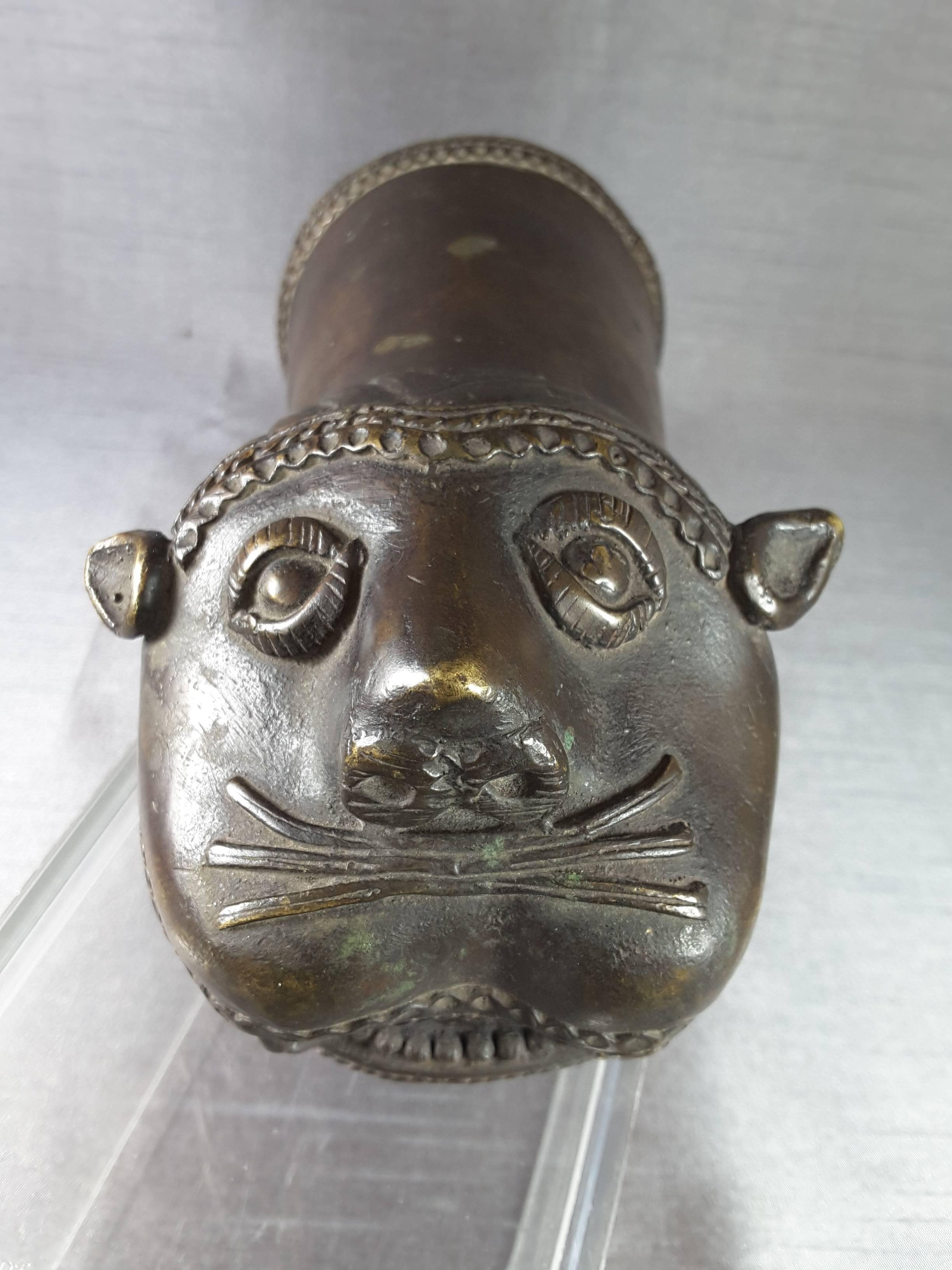 18th-19th century palanquin mythical tiger finial handle in bronze, in a nice rich dark brown patina, unpolished and uncleansed (as found condition). Palanquins were used for transportation of people of wealth and power in India and the East.