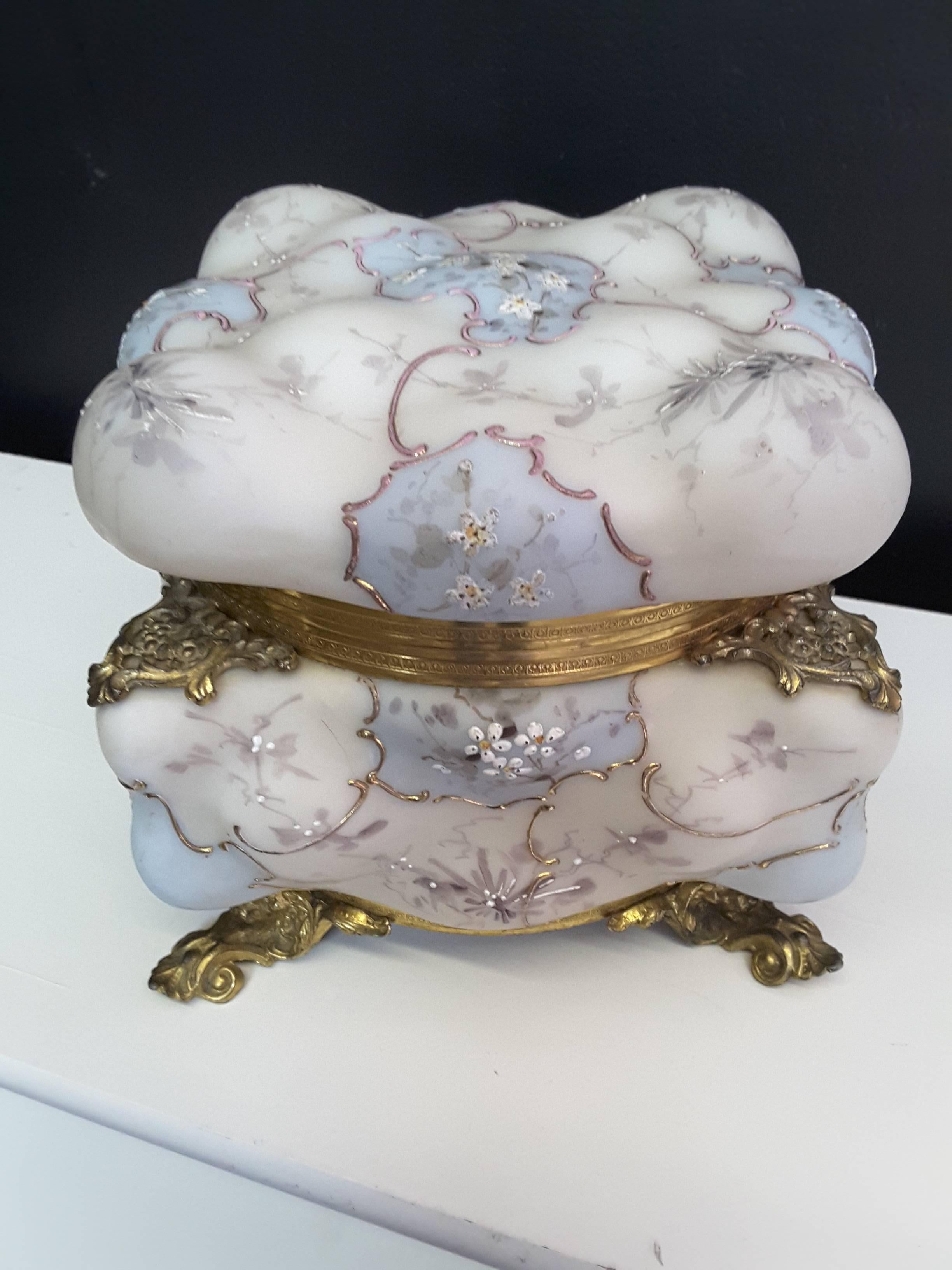 Largest Size Wave Crest Floral Jewelry Casket or Trinket Box In Good Condition In Ottawa, Ontario