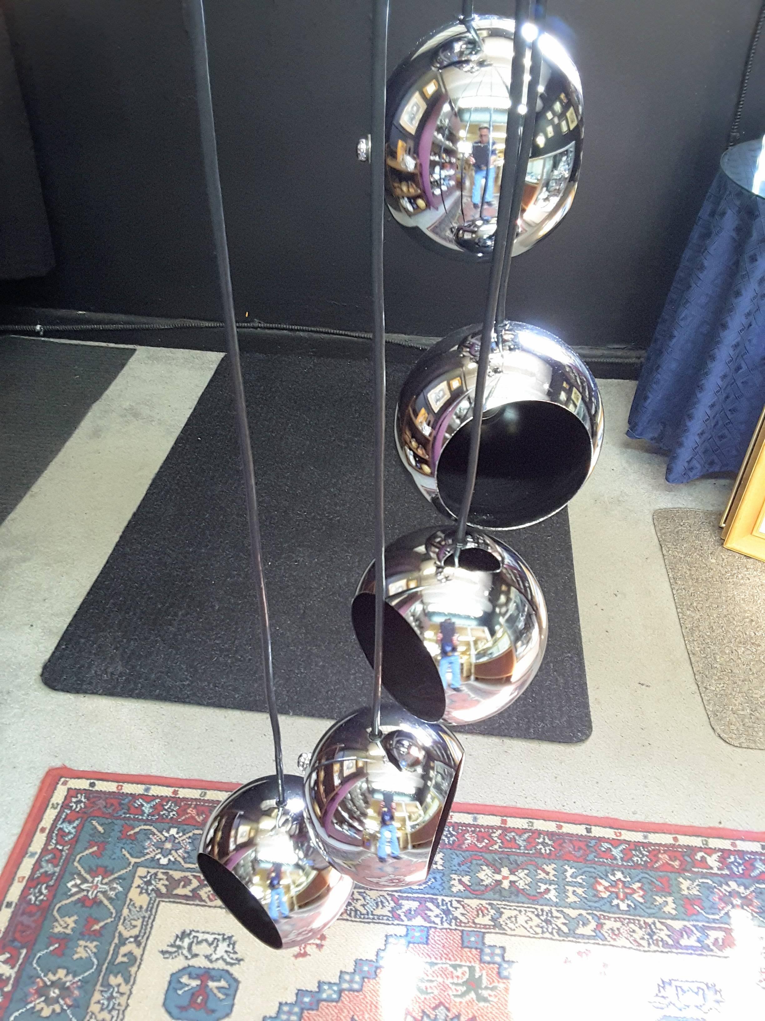Pendant/swag/chandelier a cascata con dieci palline cromate a spirale alto 7', lampadario swag degli anni '60-'70 con una calotta di 14