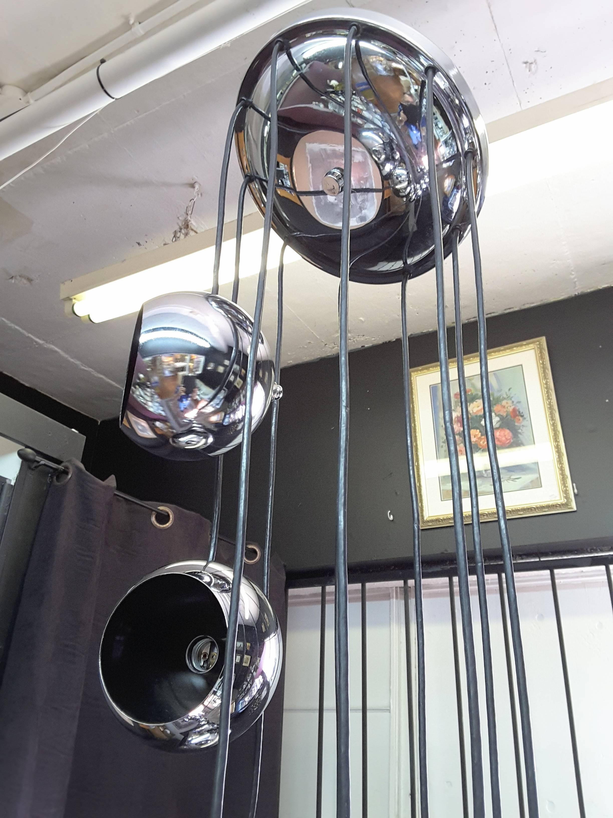 Mid-Century moderno Chrome Ten Ball Spiral Cascading Pendant/ Swag/Chandelier in vendita