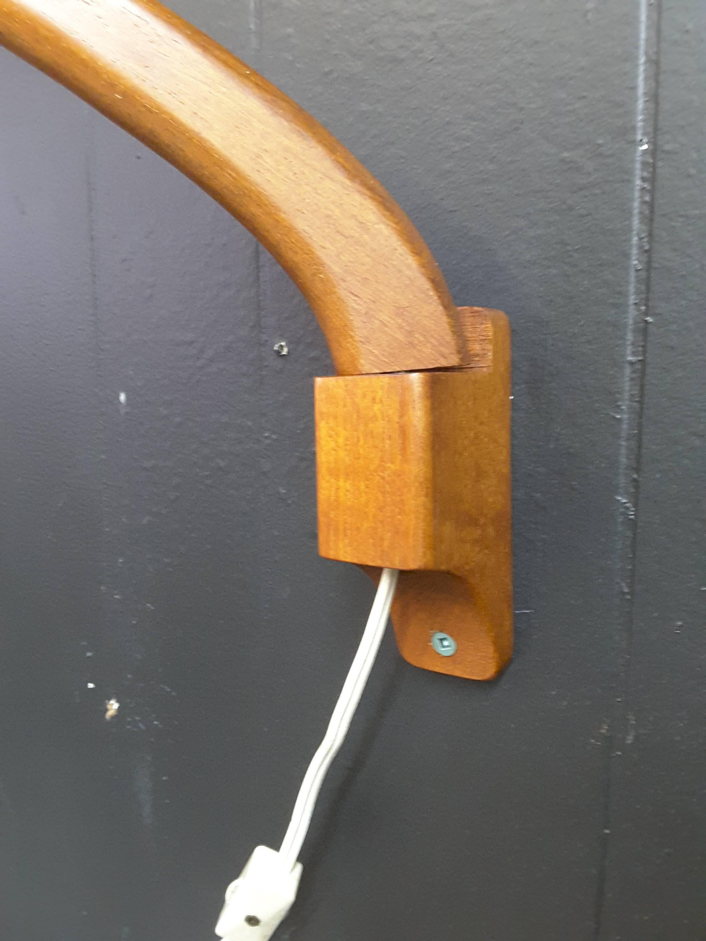Lotte Teak Mid-Century Swing Arm Adjustable Wall Light In Excellent Condition In Ottawa, Ontario