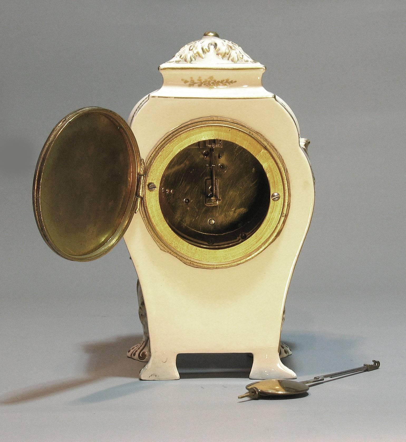 Moulé Pendule de cheminée en porcelaine de style Louis XVI, français, fin du XIXe siècle en vente
