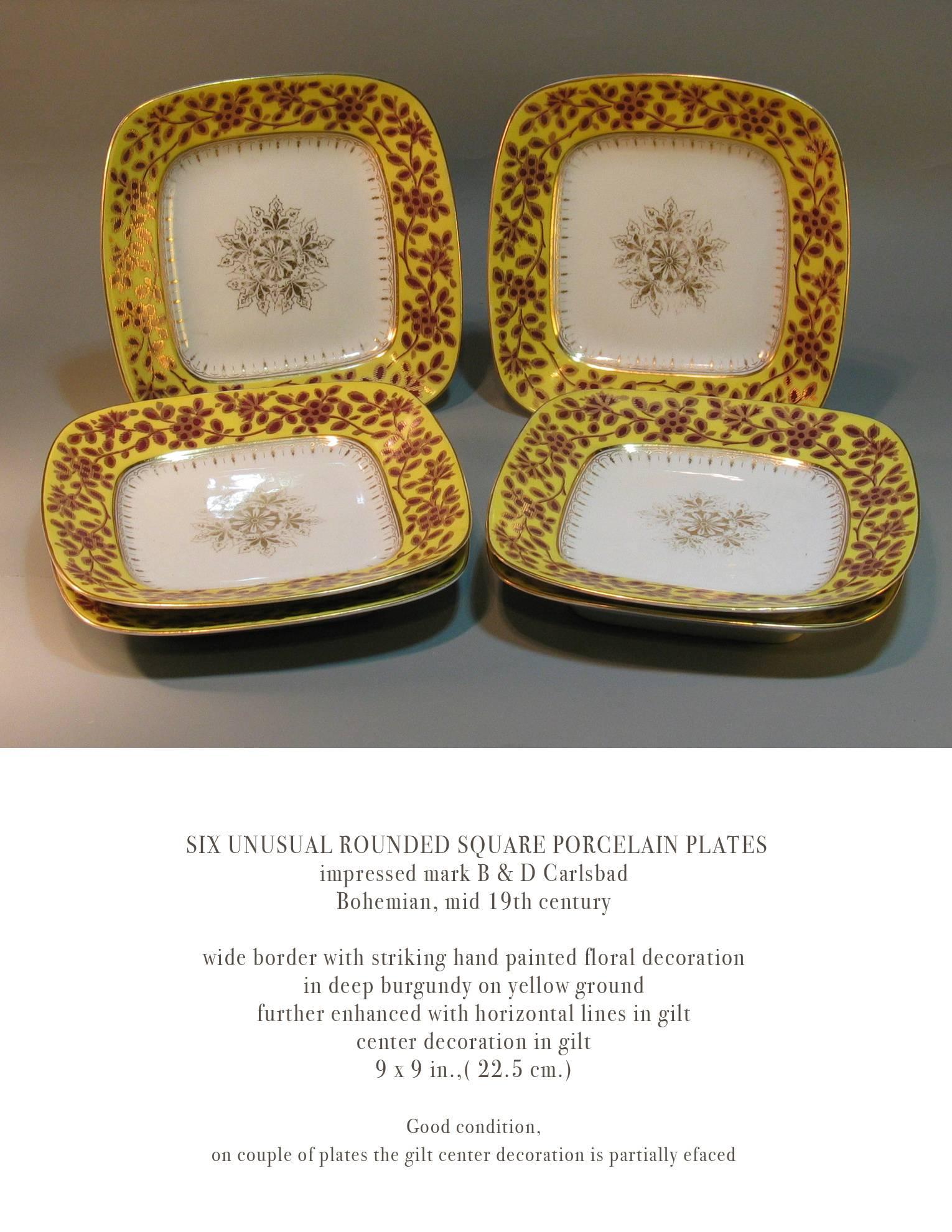 Seis inusuales platos cuadrados redondeados de porcelana, marca impresa de B&D Carlsbad, Bohemia, mediados del siglo XIX. Con un borde ancho, llamativa decoración floral pintada a mano en burdeos intenso sobre fondo amarillo. Más realzado con líneas