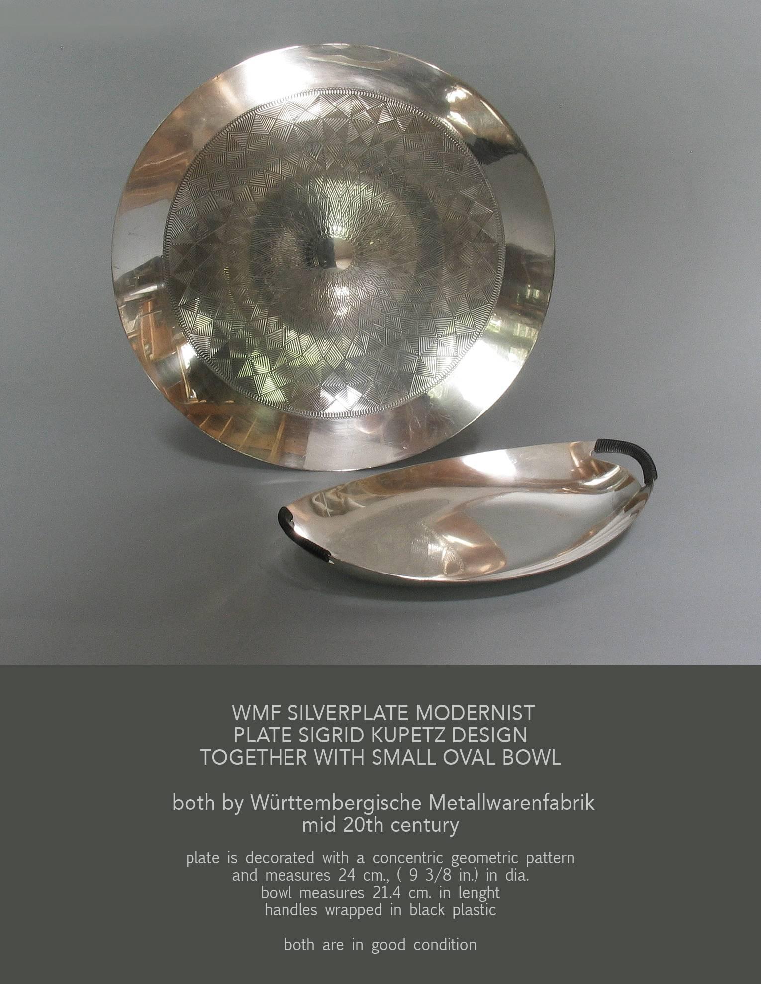 WMF-Silberteller modernistisches Design Sigrid Kupetz mit kleiner ovaler Schale, beide von der Württembergischen Metallwarenfabrik, Mitte 20. Der Teller ist mit konzentrischen geometrischen Mustern verziert und misst 9 3/8
