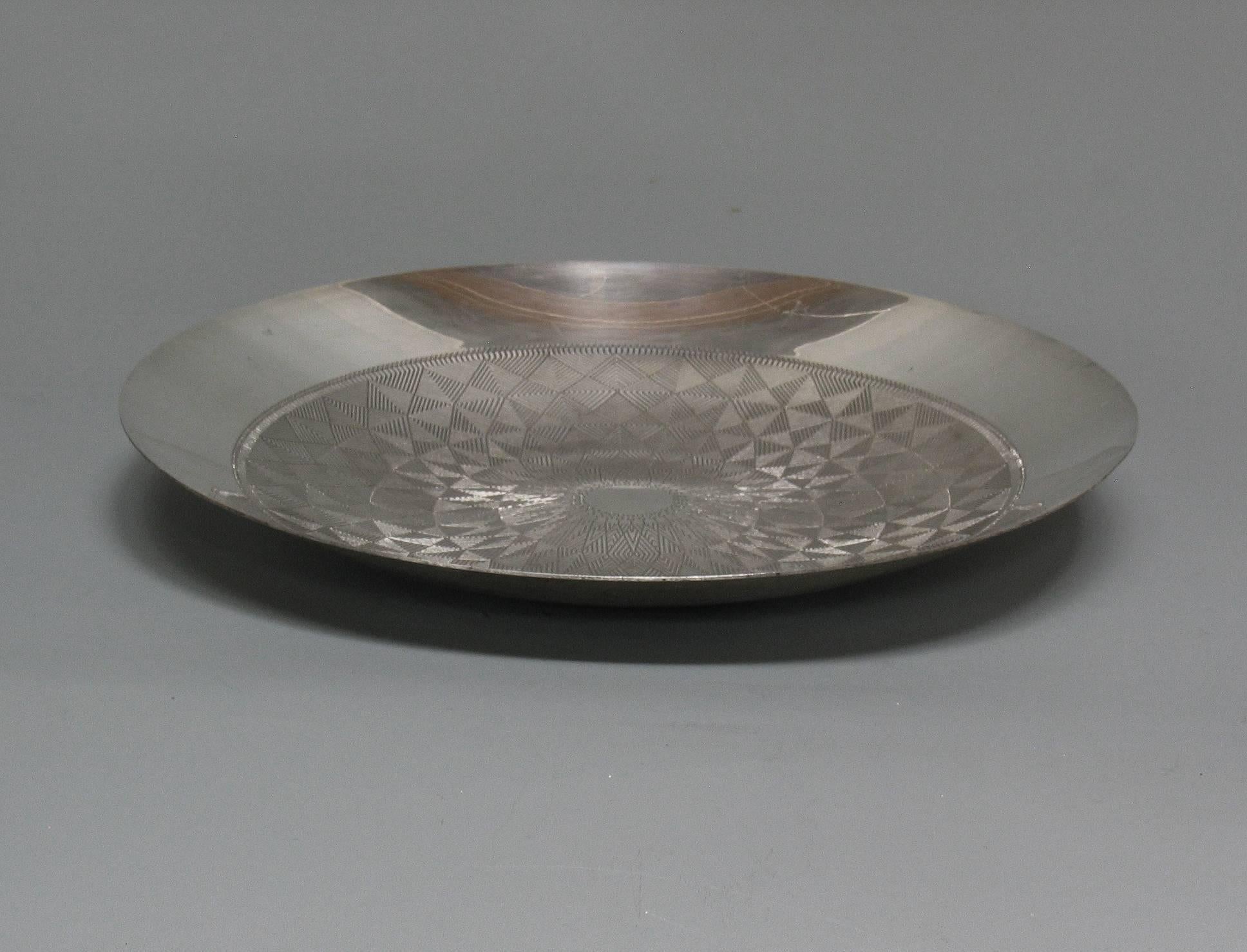 Modernistischer Teller aus Silberblech mit Sigrid Kupetz-Design und kleiner ovaler Schale von WMF im Angebot 2