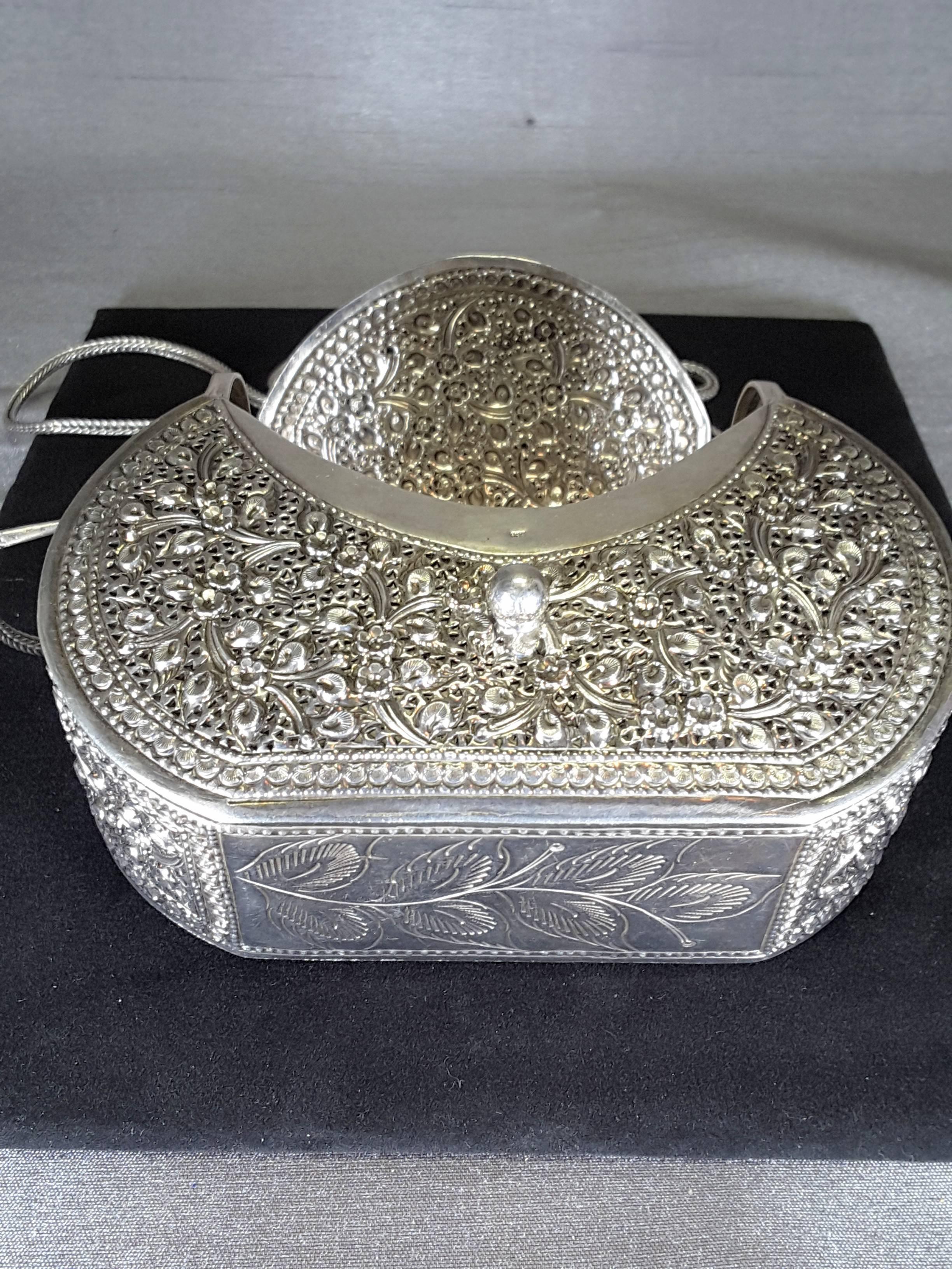 Sterling Silver Floral Decorated Evening Purse In Good Condition In Ottawa, Ontario
