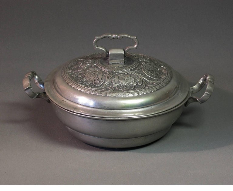 Very Fine Pewter Ecuelle or Lidded Porringer, 18th Century For Sale at