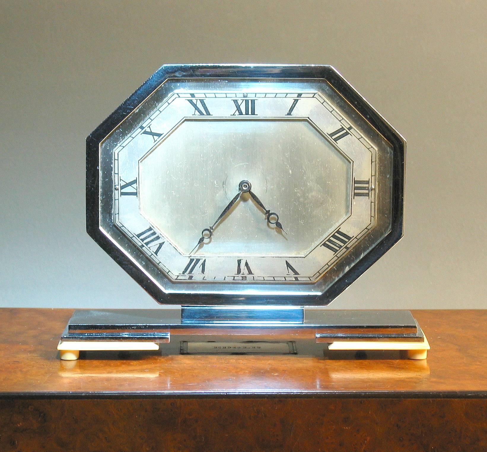 High Quality and Elegant Art Deco English Desk Clock, 1930s im Zustand „Gut“ in Ottawa, Ontario