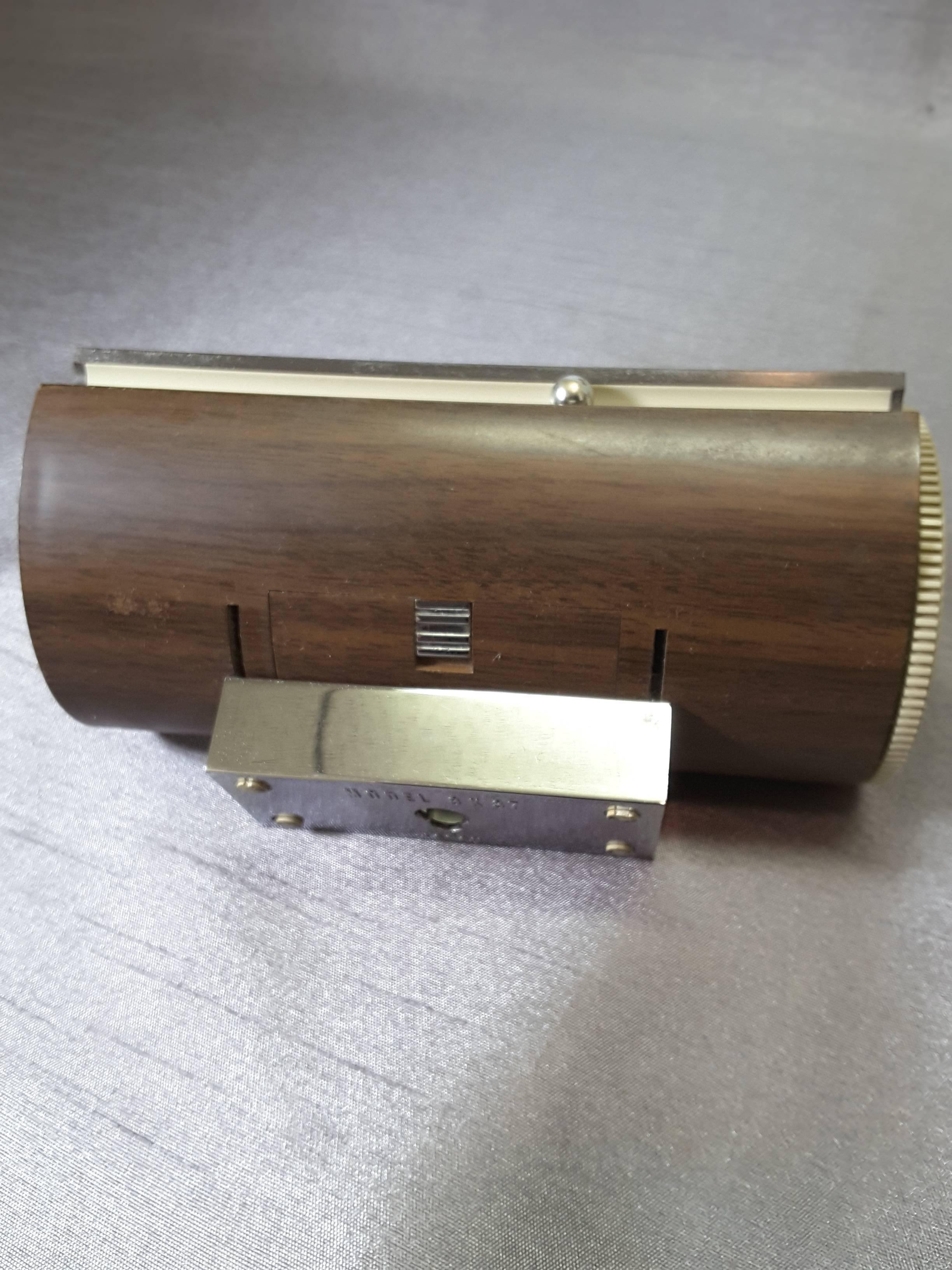 Mid-Century Modern 1967 Wood Grain Finish Tubular Solid State Am Radio In Good Condition In Ottawa, Ontario