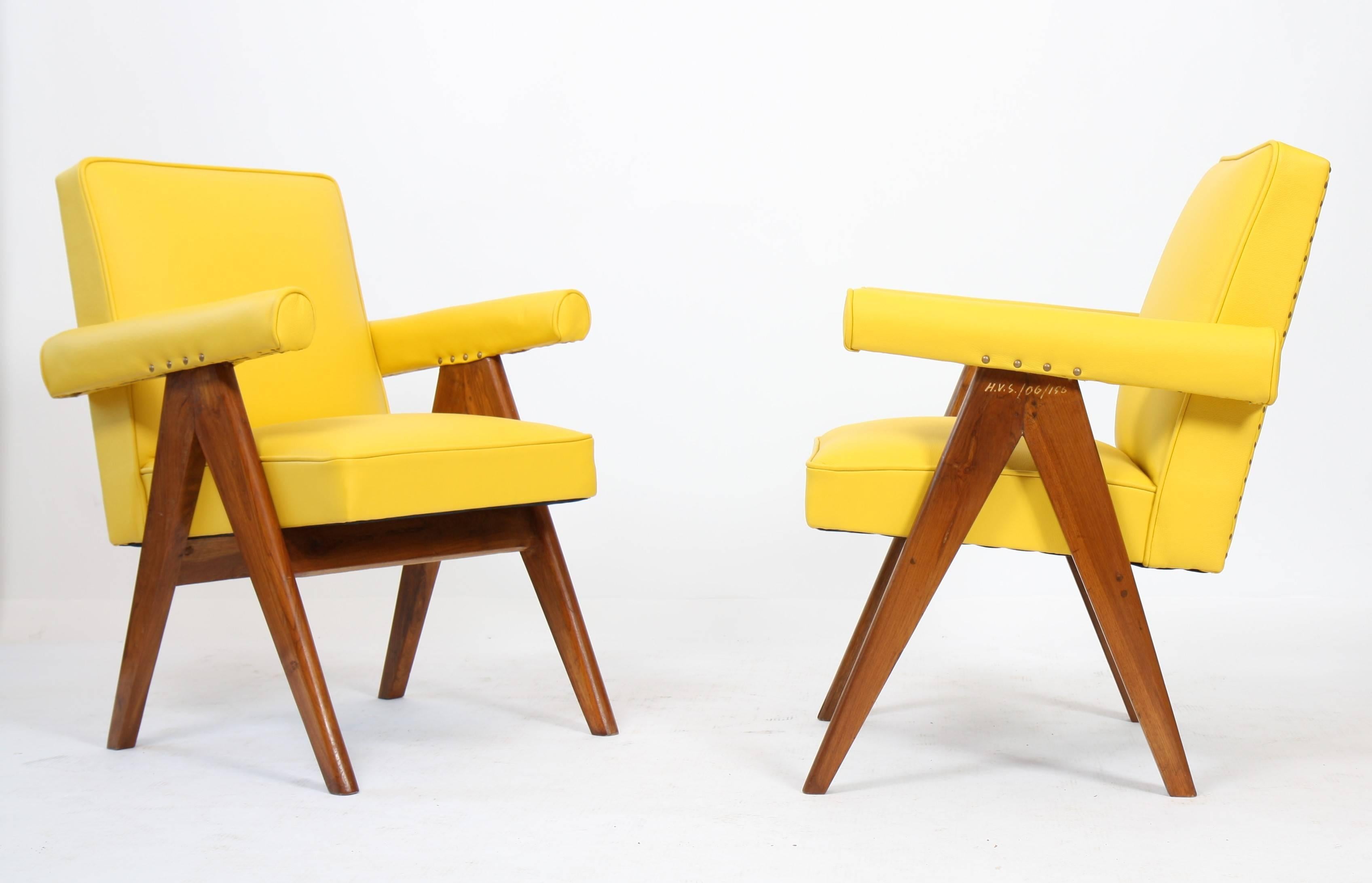 Set of two "Senate-committee" teak chairs, flat inclined backrest, compass base with tapered legs.
Detached armrests with rounded
seat, back and cuff covered with restored yellow leather,
circa 1955.
Height: 82 x width 60 x depth: 56