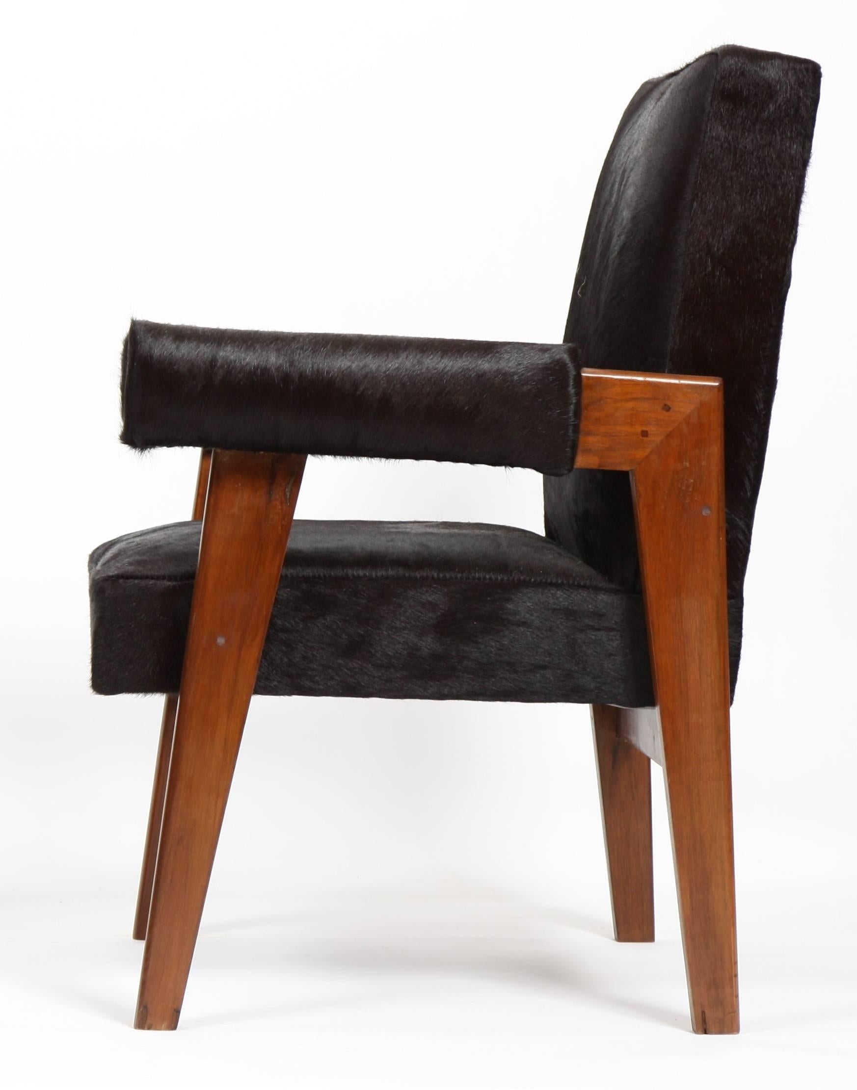 Le Corbusier (1887-1965) - Pierre Jeanneret (1896-1967)
Lawyer chair model teak armchair with a flat sloping back and lateral bridged legs.
Detached armrests with rounder cuffs. Seat, back and cuffs covered with restored black hair black skin,
circa
