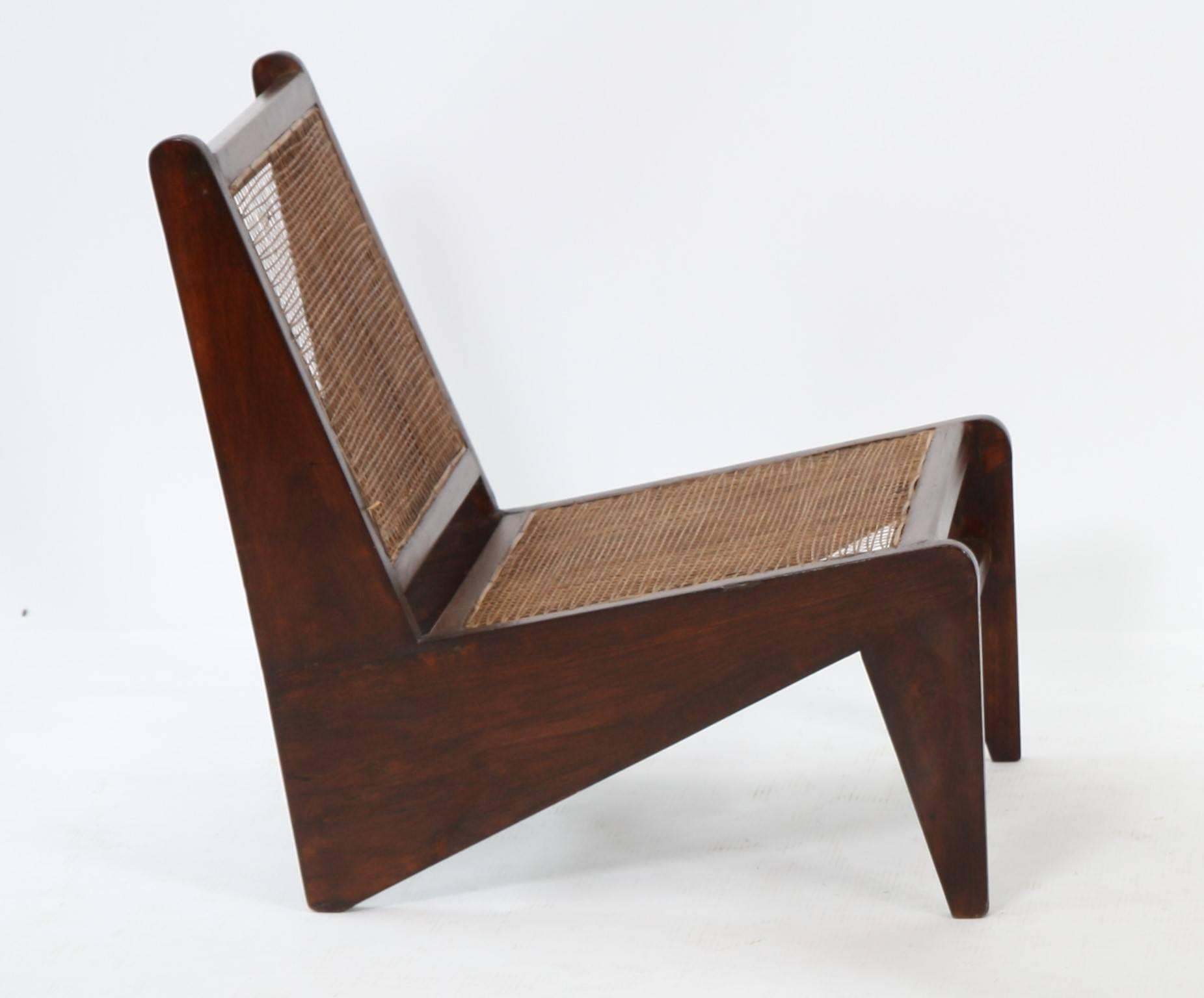 Pierre Jeanneret (1896-1967).
Rare and exceptional low seat called "kangaroo" solid sisso
(Indian rosewood). Seat and backrest caned.
Two oblique feet and profiles on the front.
The slightly curved backrest.
Restoration of
