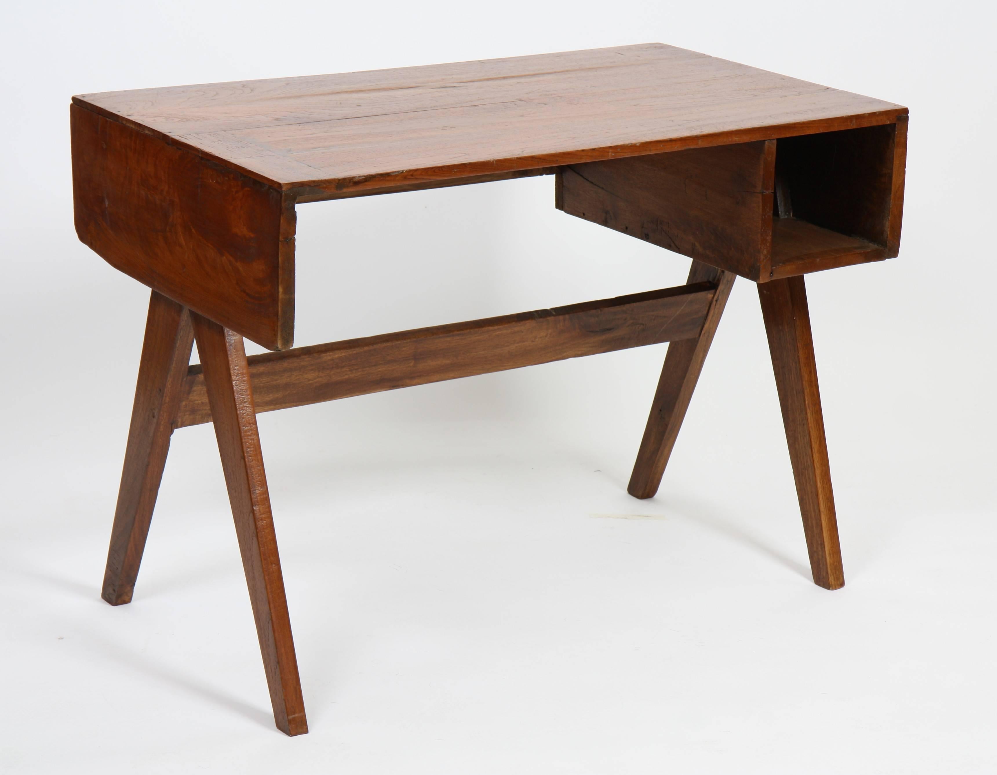 Pierre Jeanneret.
Office solid desk in teak and teak veneer.
Rectangular tray with sides and drooping supported by a double base