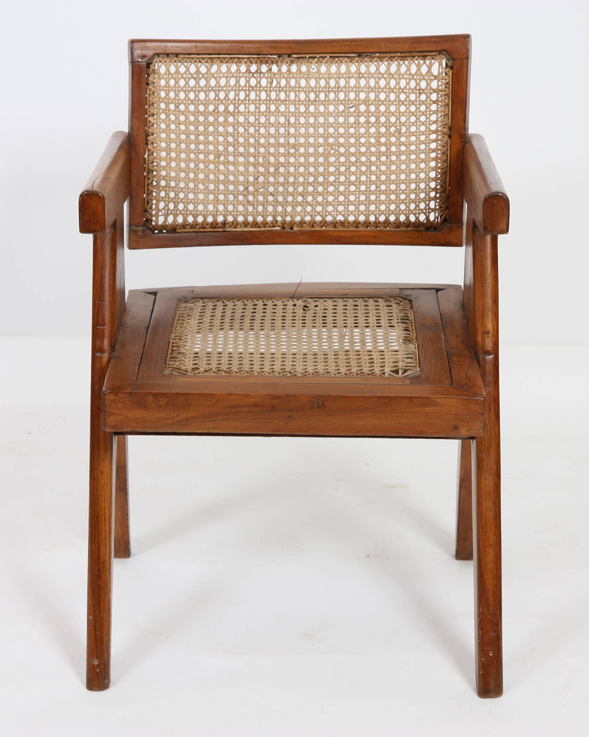 Pierre Jeanneret (1896-1967) "office cane elegant chairs".
In teak with inclined and slightly curved backrest.
Detached armrests and side
compass design armrests. Cane seat and backrest,
circa 1956.
Measures: Height 75 cm x length 52