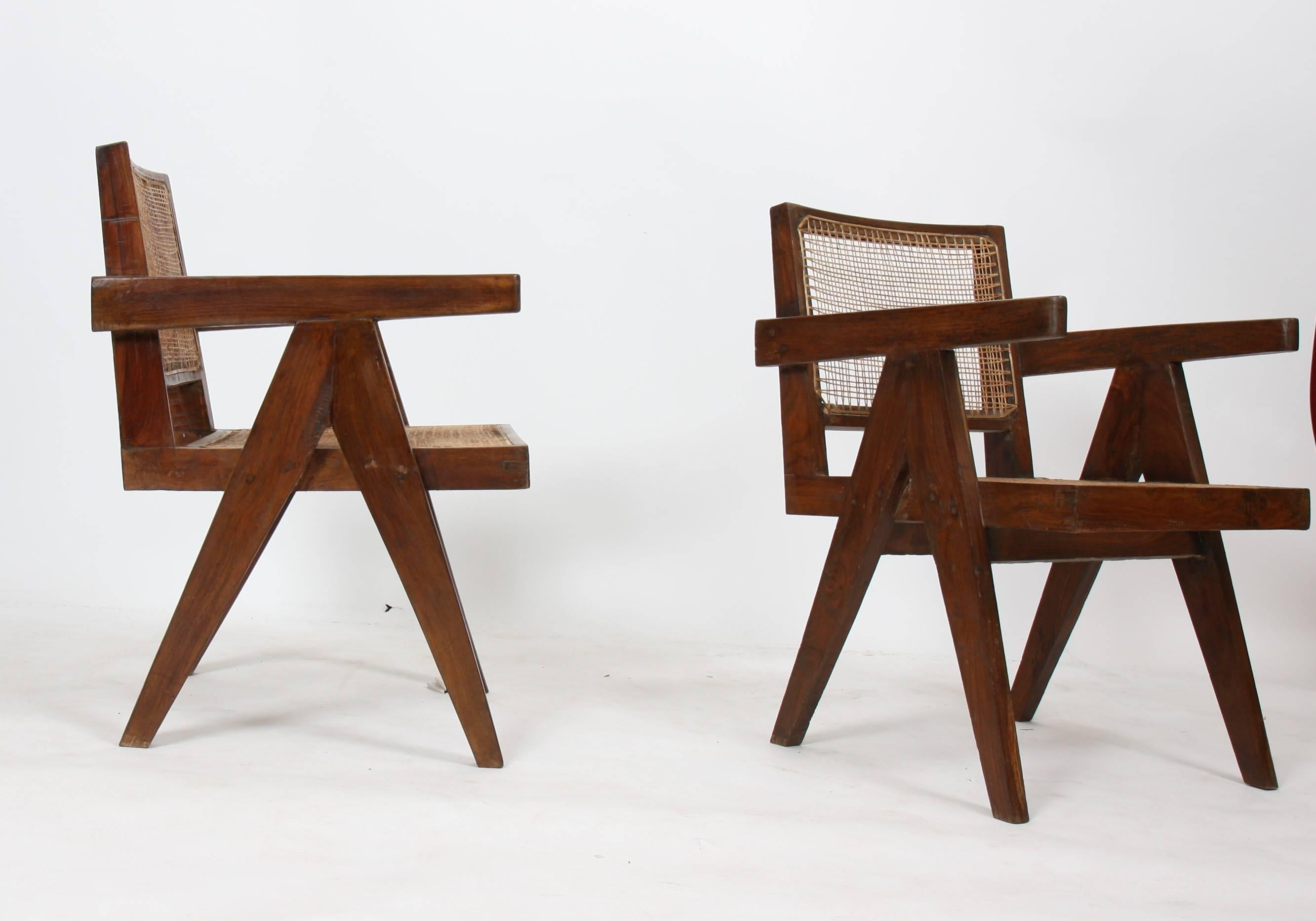 
Pierre Jeanneret (1896-1967).
Set of two armchairs called "office cane chairs."
In teak, with bended and slightly curved back.
Detached armrests profiled on side compass feet.
The back is fixed to the seat by two small