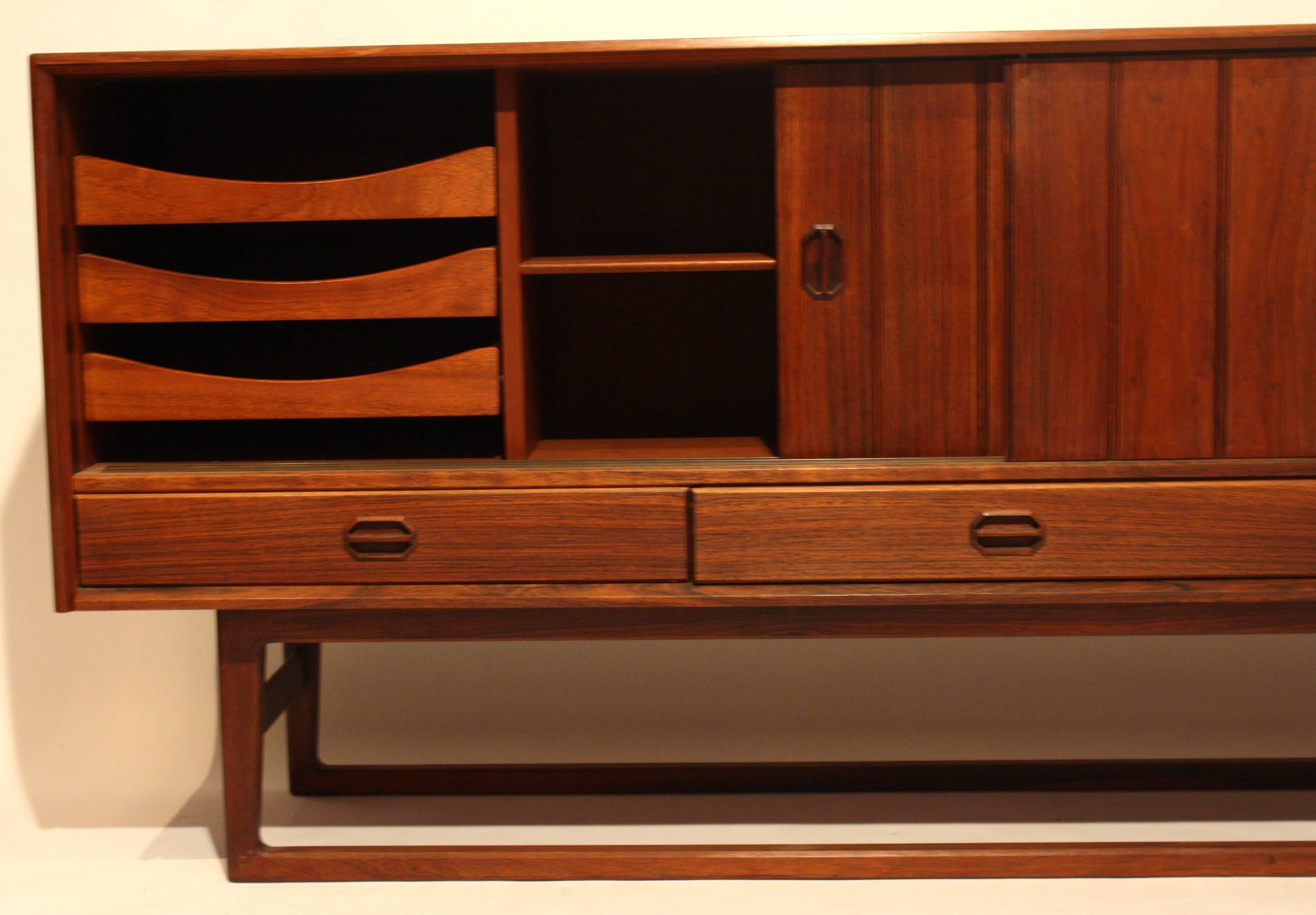 Rare Danish furniture from Sibast 

Furniture opening by two sliding doors.
Solid rosewood.
20th century.

Measures: H 85, L 189, P 50 cm.