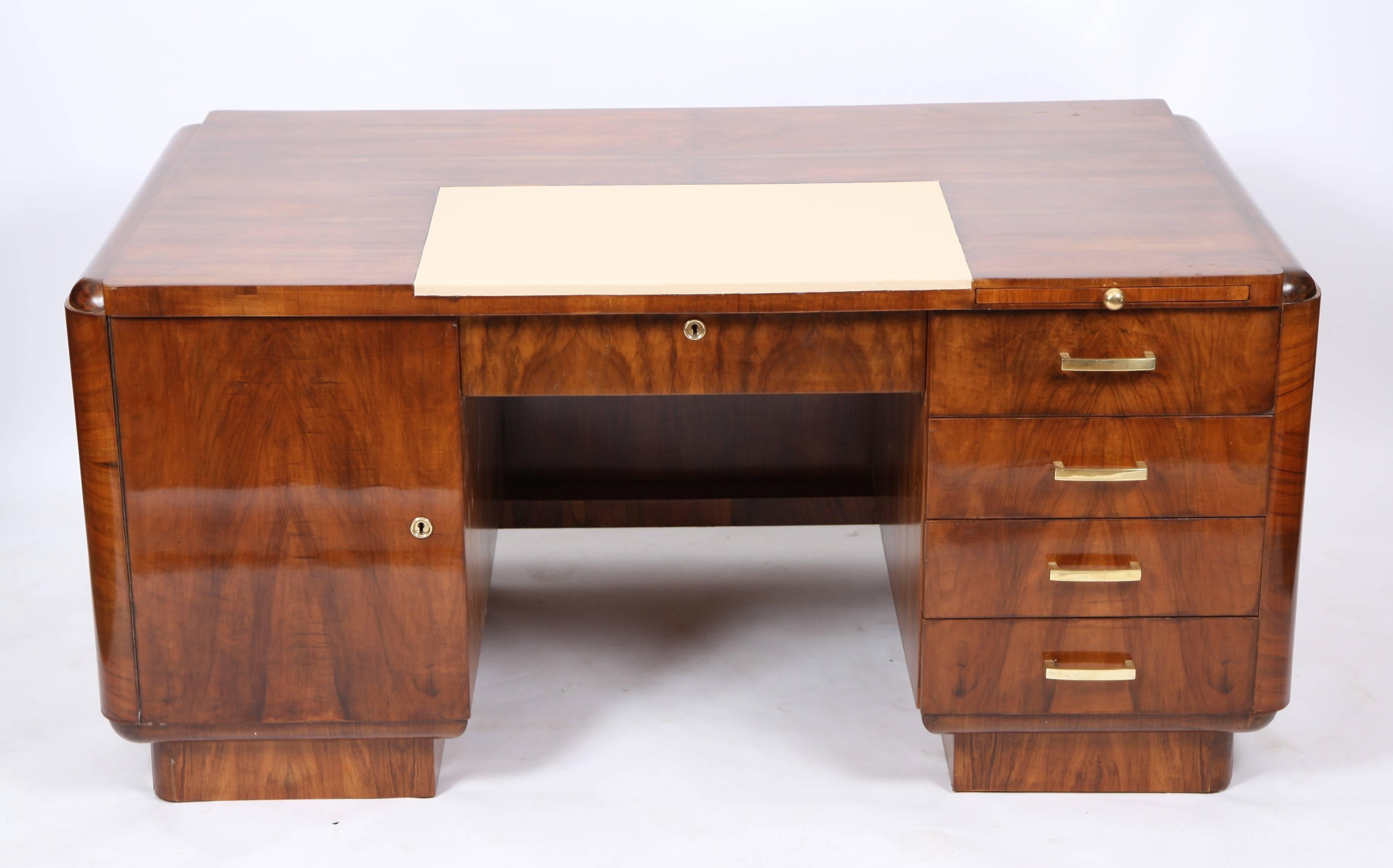 Office desk Art Deco
In walnut and walnut veneer, opening a large central drawer, a door to the box left and a zipper and four drawers for the right box, above wooden part cream leather wrapped.Usual restorations and maintenance.
Era 20th century