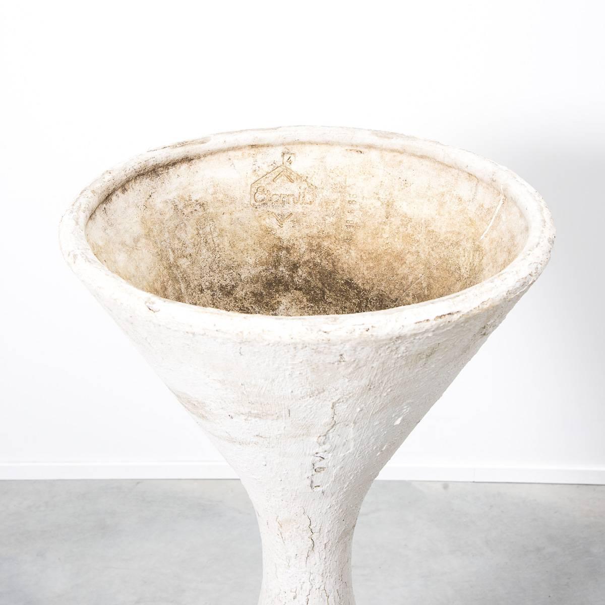 This is the largest edition of Willy Guhl’s diabolo planters, a pioneering example of industrial design. Designed in Switzerland in the 1950s for Eternit. An elegant piece of abstracted sculpture cast from fibrates cement. Complete with Eternit