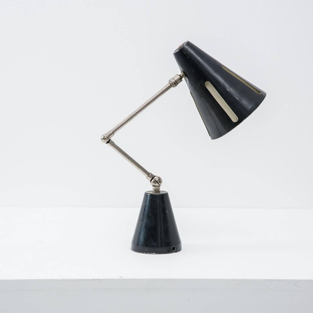 Black and nickel Midcentury Dutch desk lamp designed by lighting designer H.Th.J.A. Busquet for the producer Hala. Lovely lamp typical of the company and the Dutch modern Minimalist aesthetic.
Good rewired condition.

Measures: W 9 D 9 H