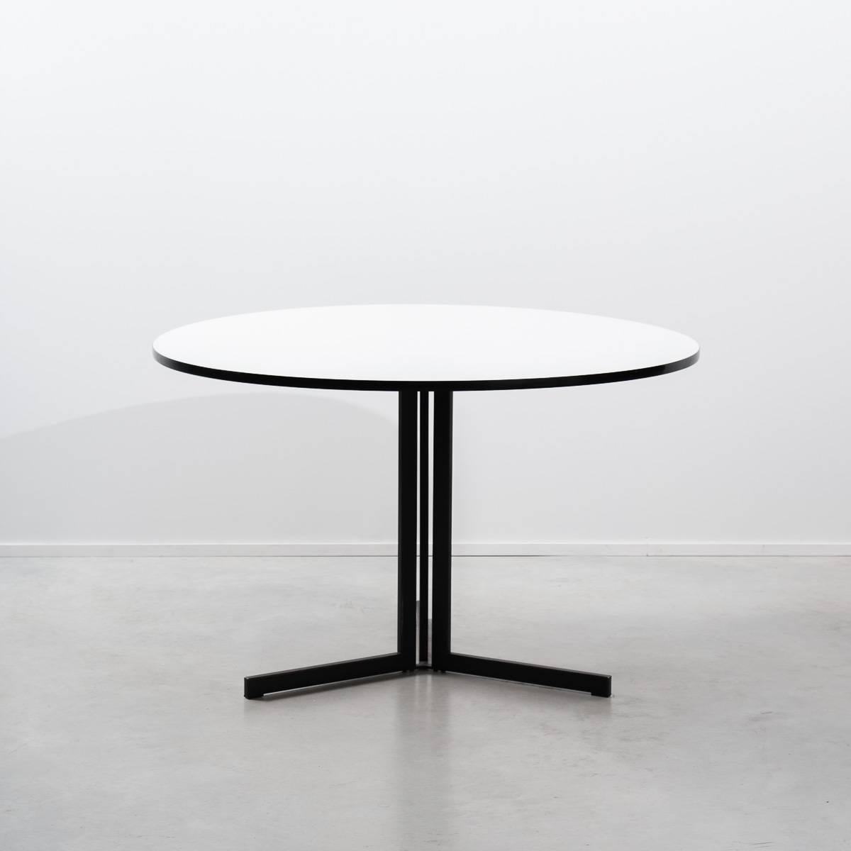 Dutch modern dining table by AP Originals, black metal frame with wooden ends. Off-white Formica round top with black plastic edge.
As editor of the Goed Wonen magazine, Hein Salomonson supported the modern style living in the Netherlands during