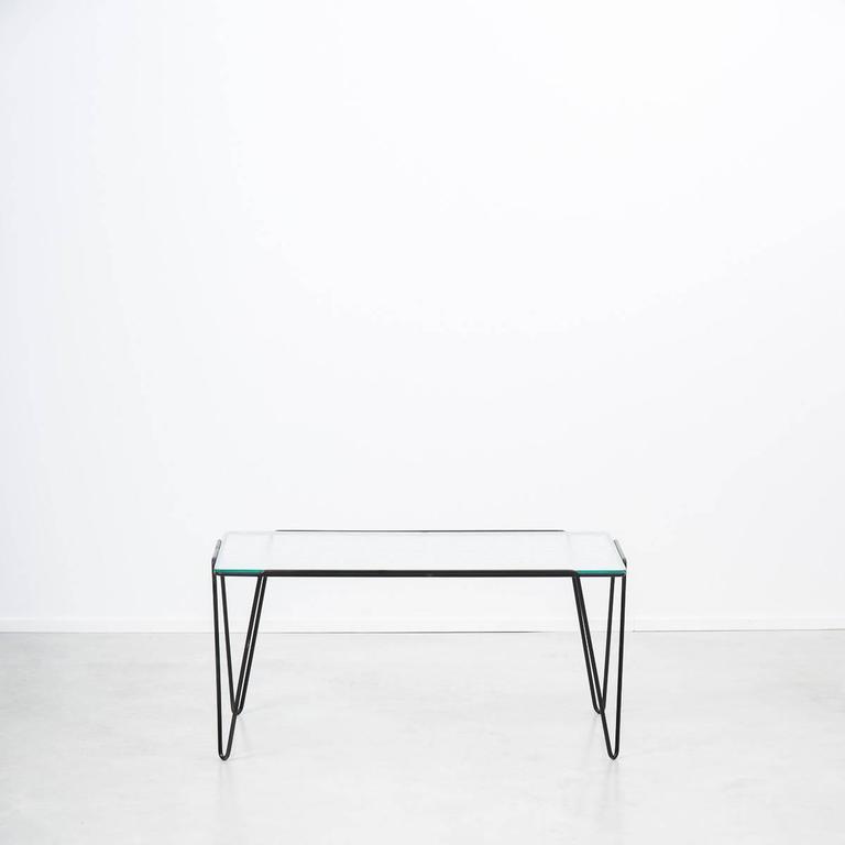Minimalist ripple glass coffee table designed by Arnold Bueno de Mesquita for Spurs, Holland, 1955. Made from enamelled steel rod and safety ripple glass. A very important piece of Dutch modern design. A rare thing, hard to come by. 

